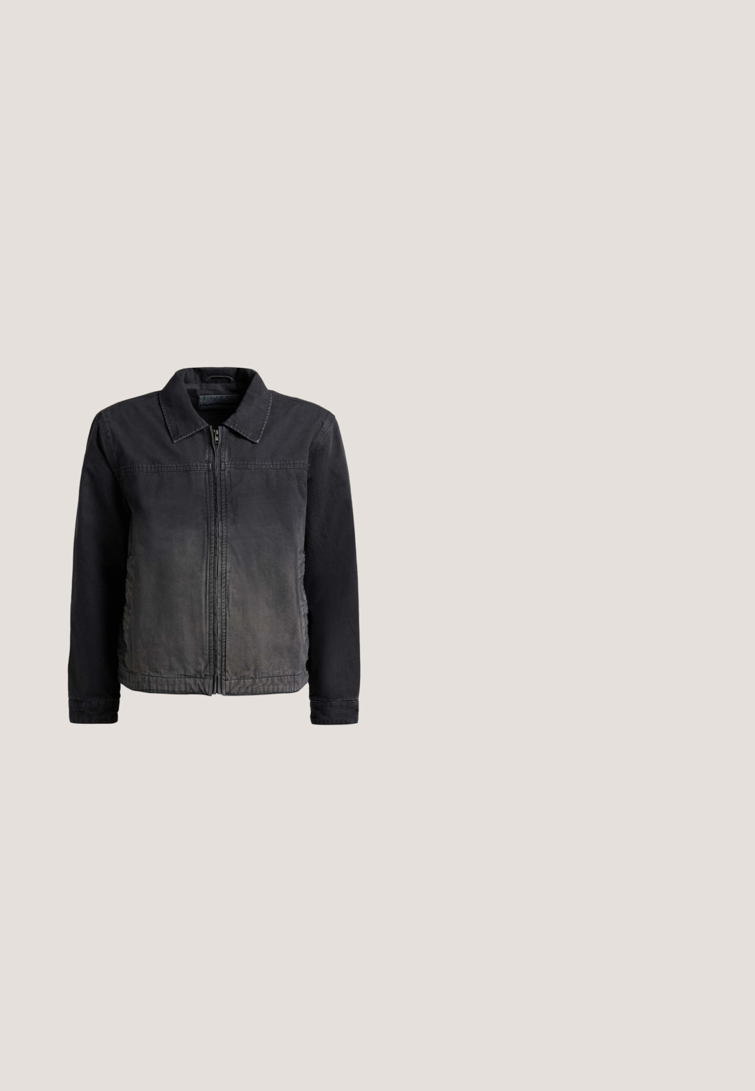 Veste en denim noire avec fermeture éclair à l'avant, col, manches longues et détails délavés subtils sur la partie inférieure avant.; Polo en maille noir à manches courtes avec motif texturé, patte à deux boutons, poignets côtelés et intérieur de col bleu marine contrastant.; Short en jean gris longueur genou avec fermeture bouton et zip, poches avant et arrière, et passants de ceinture.; Bottine Chelsea en suède noir avec panneaux latéraux élastiques, bout arrondi, texture subtile et tirant à l'arrière. Semelle plate en caoutchouc.; Lunettes de soleil rectangulaires noires avec des verres foncés et des branches subtilement courbées reposant sur une surface gris clair.; Petit sac bandoulière Valentino noir compact avec surface texturée, poche zippée frontale et bandoulière réglable avec logo sur fond uni.