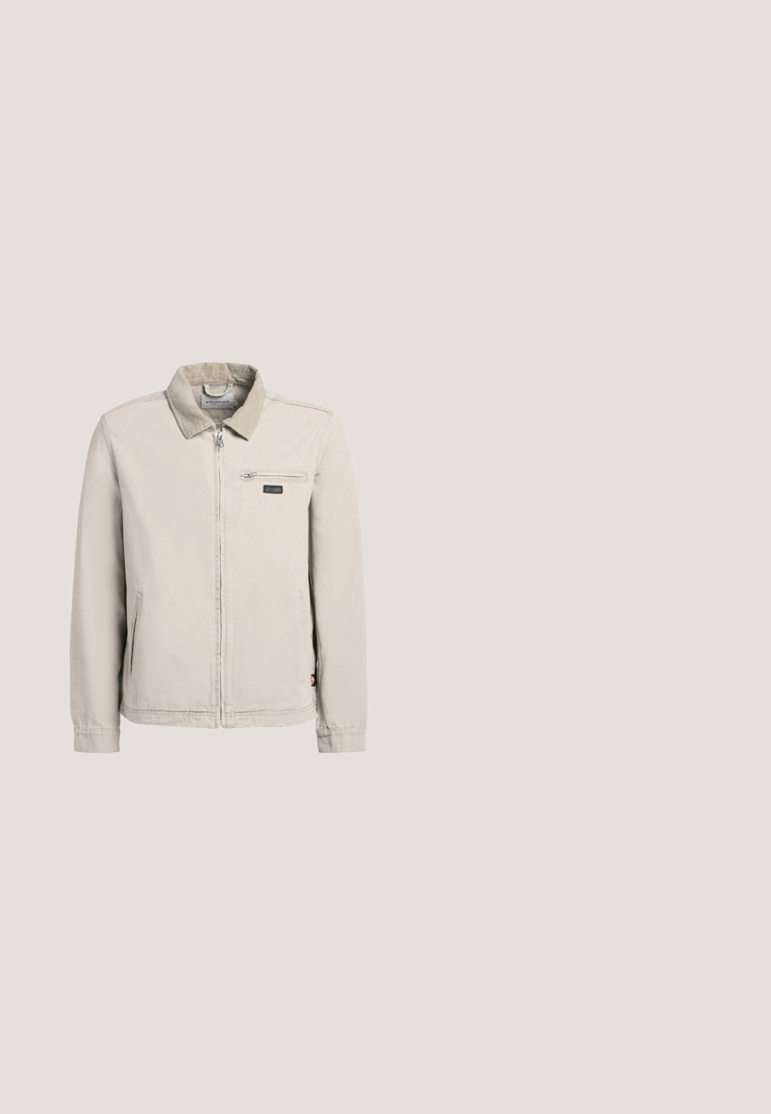 Beige-legere Jacke zum Reißverschluss mit Cordkragen, Reißverschluss- Brusttasche und zwei Seitentaschen.; Beige Zip-Hoodie mit Kapuze, Fronttaschen, gerippten Bündchen und Saum. Hergestellt aus weichem Material mit glatter Textur.; Schwarzes T-Shirt aus Baumwolle mit Rundhalsausschnitt und kurzen Ärmeln. Einfaches Design ohne Muster oder zusätzliche Akzente.; Schwarze Sweatpants mit geradem Bein, elastischem Bund und Kordelzug, entworfen für den lässigen Tragekomfort.; Schwarze Ledersneaker mit runder Zehenform, flacher Sohle, Schnürdesign und dezentem Branding an der Seite. Glatte Textur und minimalistischer Stil.; Schwarze, strukturierte Umhängetasche mit verstellbarem Riemen, dreieckigem Guess-Logo und silbernen Beschlägen auf weißem Hintergrund.