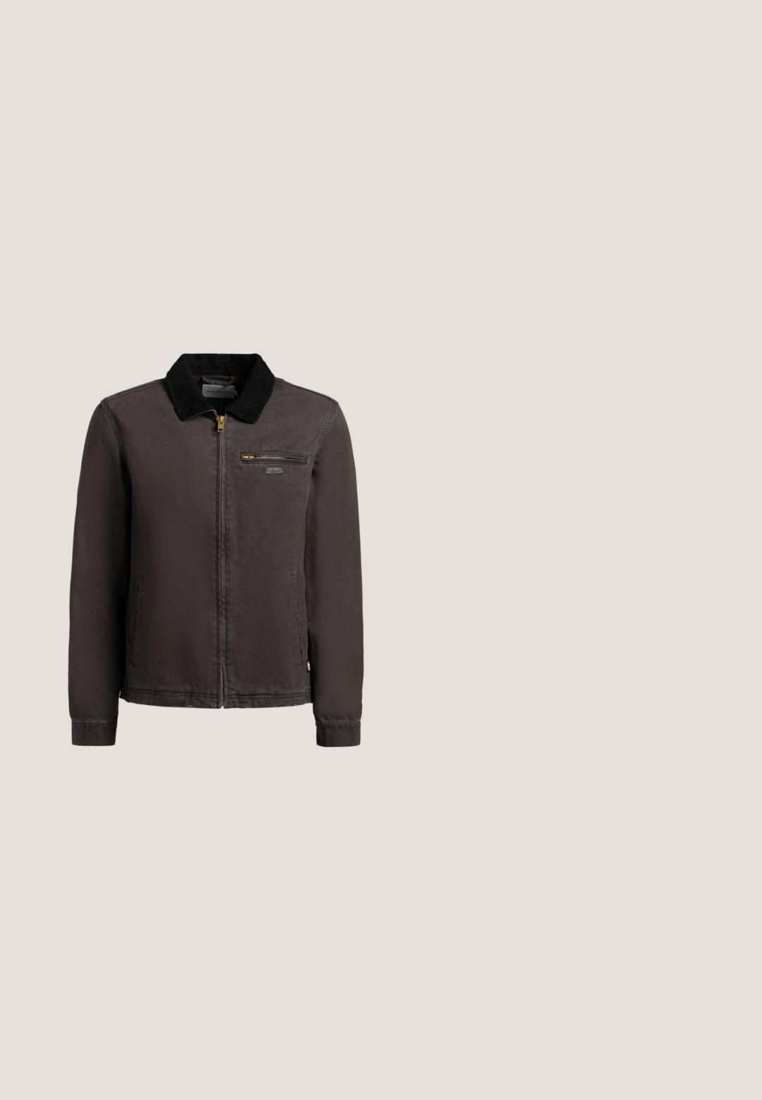 Herrejakke i mørkebrunt med lynlås, sort fløjls-krave og brystlomme med lynlås på hvid baggrund.; Herres langærmede crewneck-trøje med mørkebrune og sorte vandrette striber, ribstrikkede manchetter og kant, lavet af blødt strikstof.; Sort og creme ternet skjorte lavet af vævet stof. Har lange ærmer, en spids krave og knaplukning foran med en brystlomme.; Sorte jeans med lige ben, for- og baglommer, bæltestropper og knaplukning i taljen.; Sort læder ankelstøvle med rund tå, struktureret krave, flade snørebånd, gummisål og orange mærke detalje. Syede accenter langs kanten.; Sort læder crossover taske med en frontlomme, sølv spænde detalje, justerbar rem og struktureret overflade. Kvadratisk form med lynlås lukning.
