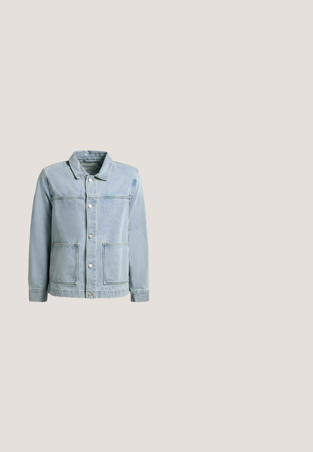 Lyseblå denimjakke med knapper foran, to forlommer, lange ærmer og en spids krave.; Sweatshirt med rund hals og vandrette gradientstriber i nuancer af grøn, grå og beige, med ribstrikkede ærmegab og kant.; Hvid ribbet tanktop med rund halsudskæring og sort broderet logo på venstre bryst. Har en tætsiddende design og ærmeløs snit.; Lysblå denimbukser med løst fit, knaplukning, forlommer og cuffed kant, der har et klassisk fem-lomme design.; Lysblå atletiksko med lagdelt mesh og syntetisk materiale, hvid sål, mørkeblå accenter og branding på siden.; Sort crossover taske lavet af glat materiale, med en lynlåslomme på fronten og justerbar rem. Minimalistisk design med diskret branding.