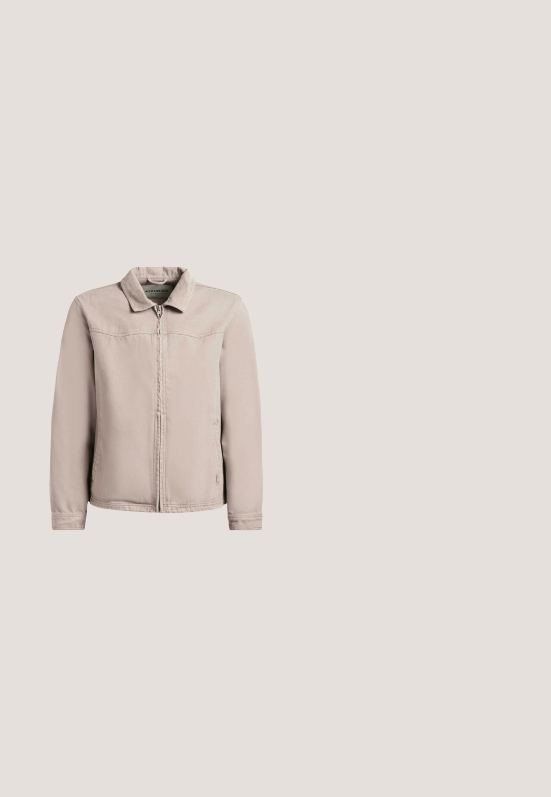Veste légère zippée pour homme de couleur beige clair, avec col, manches longues et coutures discrètes sur le devant et aux poignets.; Pull à col roulé noir, à manches longues, avec un col et un ourlet côtelés, fabriqué en tissu tricoté lisse, avec un logo discret sur le côté inférieur.; T-shirt beige clair à manches courtes en tissu texturé. Présente un col rond avec un accent blanc et une petite étiquette de marque en bas.; Pantalon en coton noir avec une coupe slim, doté d'une fermeture à bouton, de passants de ceinture et de poches latérales. Texture lisse avec un design classique.; Bottines en cuir noir à finition texturée, semelle en caoutchouc beige, lacets avec accents rouges et un col rembourré pour le confort.; Sac bandoulière en cuir noir avec poche zippée à l'avant, plaque logo argentée et sangle en tissu noir réglable embossée du nom de la marque.