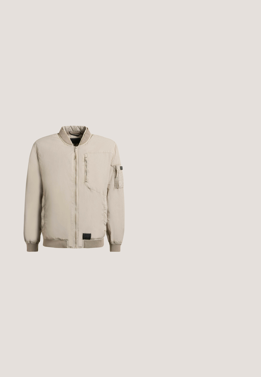 Beige bomberjack met voorrits, geribde kraag, manchetten en zoom, ritszak op de borst en ritszak op de mouw.; Grijze trui met lange mouwen, ronde hals en geribde boorden. Bevat een klein geel geborduurd logo op de linkerborst. Gemaakt van zachte stof.; Zwarte longsleeve shirt van geweven stof met een subtiel ruitpatroon, button-down kraag, een voorzak en witte knopen.; Donkerblauwe cargobroek van katoen, met een rechte pijp, zijzakken en een knoopsluiting in de tailleband.; Zwarte suède Chelsea boots met geribbelde elastische zijkanten en een lus, voorzien van een ronde neus en een lage blokhak.; Zwarte leren heuptas met een gestructureerde afwerking, voorzien van een ritssluiting, een zilveren accent op de voorkant en een verstelbare schouderband.