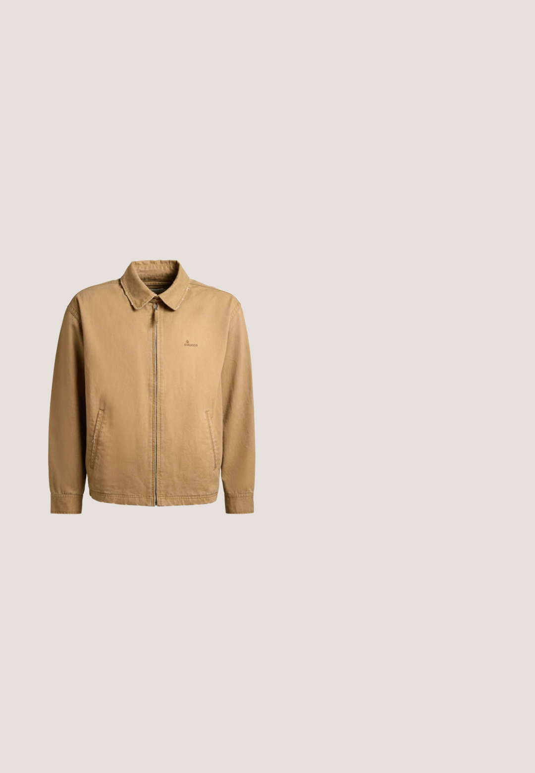 Beige ritsjas met kraag, twee voorkanten zakken en een klein geborduurd logo op de linkerborst.; Crème katoenen t-shirt met horizontale strepen in oranje, rood en blauw. Korte mouwen, ronde halslijn en een klein logo detail op de borst.; Beige katoenen shorts met een knoopsluiting, elastische tailleband en zijzakken. Eenvoudig ontwerp met een rechte snit en zonder zichtbare patronen.; Bruine leren enkellaars met veters aan de voorkant, gevoerde rand, contrasterende stiksels en robuuste rubberen zool, met het label "Made for Daily Adventures".; Rechthoekige zonnebril met blauwe glazen, dunne gouden metalen monturen en doorschijnende blauwe pootjes, geplaatst op een neutraal oppervlak.; Bruine designer toilettas met monogrammenpatroon, voorvak met rits en goudkleurig Guess-logo op een effen witte achtergrond.