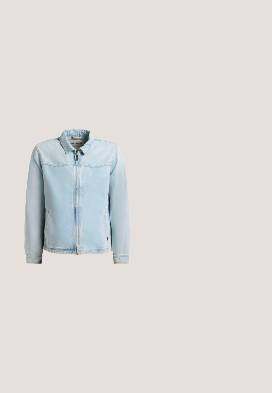 Hellblaue Jeansjacke mit Vorderreißverschluss, Kragen, langen Ärmeln und Seitentaschen, auf weißem Hintergrund dargestellt.; Dunkelbraunes Sweatshirt aus Baumwollmischung mit Rundhalsausschnitt, gerippten Bündchen und Saum sowie einem dezenten Logo auf der Brust.; Helles blaues T-Shirt mit kurzen Ärmeln aus weichem Stoff, mit einem Rundhalsausschnitt und einem kleinen weißen Logo auf der oberen linken Brust.; Hellblau denim Jeans mit geradem Beinschnitt, fünf Taschen, sichtbaren Nähten sowie einem Knopf- und Reißverschluss.; Braune Leder-Ankle-Boots mit strukturiertem Finish, runder Zehenpartie, braunen Akzenten, fünf metallischen Ösen und einer Gummisohle mit Profil.; Kompakte schwarze Umhängetasche mit strukturierter Vorderseite, silbernem Reißverschlussfach, verstellbarem Schulterriemen und kleinem BOSS-Logo oben in der Mitte.