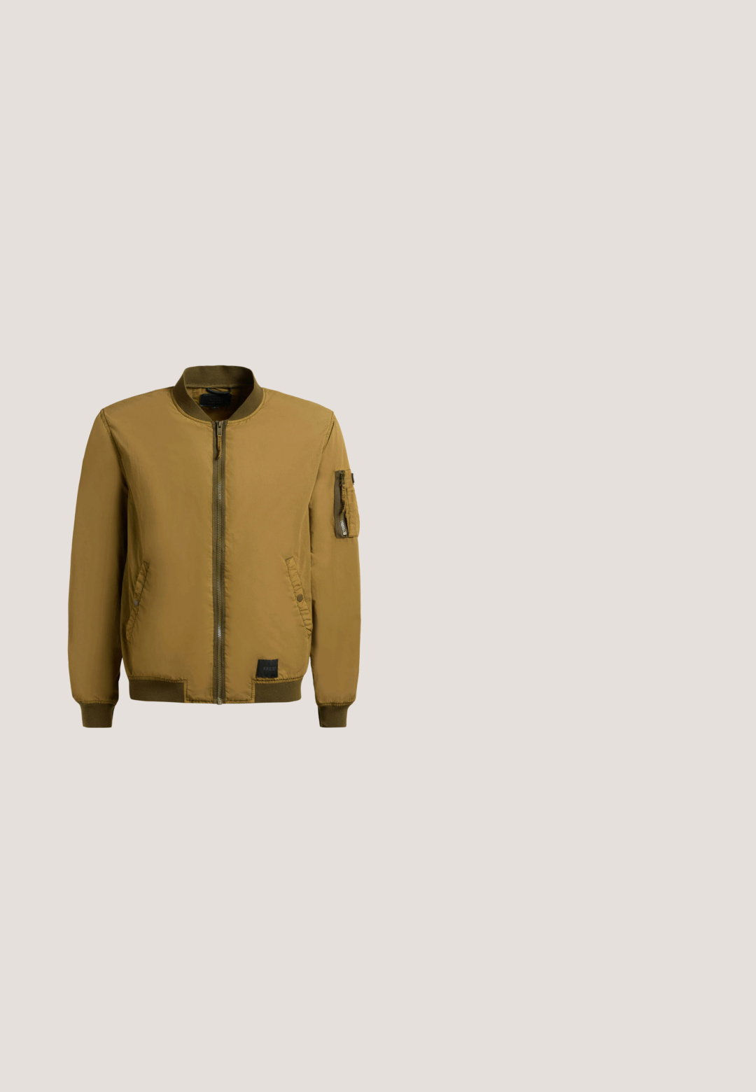 Brun pilotjakke med lynlås foran, ribstrikket krave, manchetter, kant, to forlommer og en lynlåslomme på ærmet.; Beige strikket sweater med halvlynlås ved kraven samt ribbede manchetter og kant, præget mod en hvid baggrund.; Brun flannel skjorte med knaplukning fortil, to påsyede lommer og krave. Blød tekstur med lange ærmer og buet kant.; Brune bomuldsbukser med slim fit, der har et brunt læderbælte og diskrete syninger. Glat tekstur og skræddersyet form.; Brun læder ankelstøvle med rund tå, syv huller design, hvid syning og struktureret overflade. Robuste gummisål, klassisk stil.; Brun lædertaske med dobbelthanke, sølv lynlås og et lille fastgjort lædermærke på en hvid baggrund.