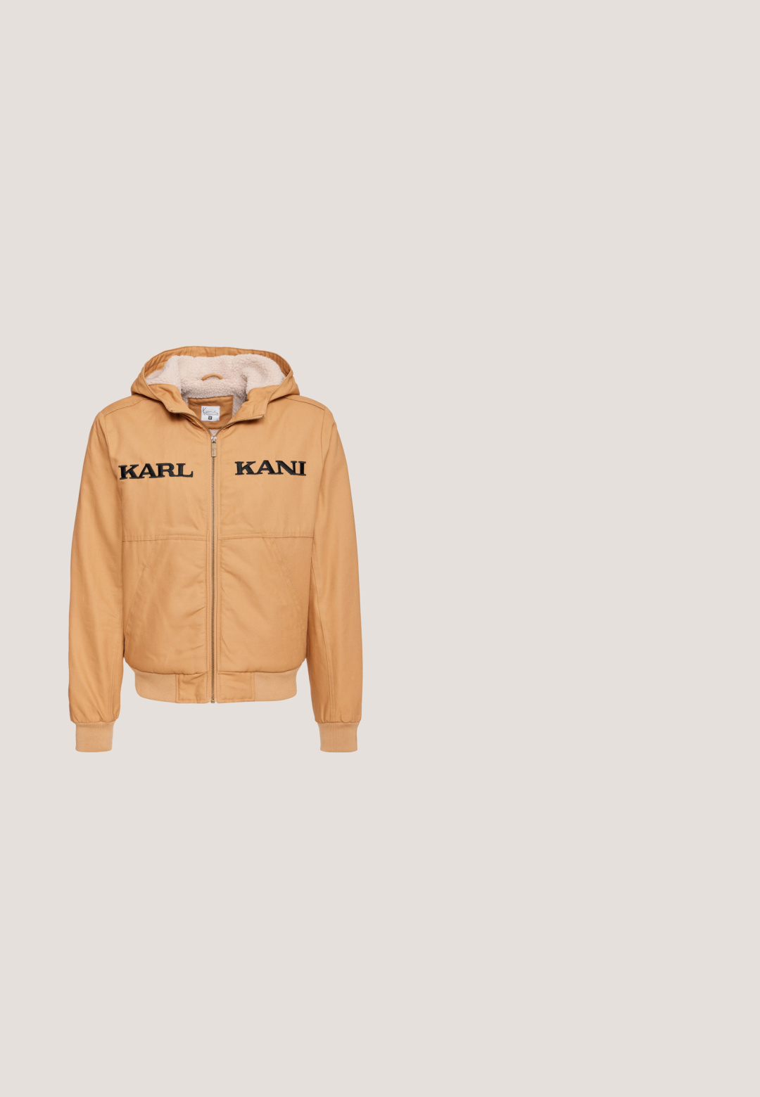 Tan hooded jacket met zwart geborduurd 'KARL KANI' tekst. Heeft een ritssluiting en een zachte, beige bontvoering voor extra warmte.; Witte hoodie met een kangoeroezak, een trekkoordkap en een klein zwart logo "9N1M SENSE." op de linkerkant van de borst. Zachte stoftextuur.; Witte korte mouw T-shirt met een kleine zwart-wit giraf die een beanie en kralenhalskettingen draagt, gedrukt op de linkerborst.; Brede denimbroek in medium blauw, met een zoom met blauw-witte verticale strepen. Klassiek vijf-pocket ontwerp met een knoopsluiting.; Witte en grijze hoge sneaker met zwarte en olifantenprint accenten, zichtbare luchtzool en vetersluiting op een effen achtergrond.; Zwarte gewatteerde schoudertas met een geometrisch patroon, voorzien van een ritsluiting en een verstelbare schouderband voor gemak.