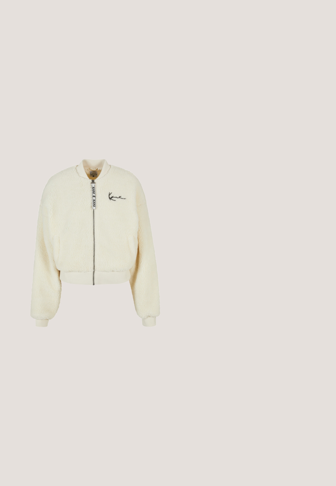 Cremefarvet bomberjakke lavet af struktureret kunstpels, ribbede manchetter og lynlås lukning. Har subtil logo broderi på brystet.; Cremefarvet faux fur hoodie med snor ihæftning, elastiske manchetter og kant. Har en blød, tekstureret overflade og løs pasform.; Hvid ribbet kortærmet T-shirt med rund halsudskæring, der har en tætsiddende pasform og blød tekstur, velegnet til lag-på-lag eller afslappet brug.; Cremefarvede bukser med bredde i bunden, lavet af et struktureret stof, med frontlommer og en enkelt brun knap i taljen.; Hvide lædersneakers med gyldne detaljer, rund tå, perforeret design på tåboksen og flade snørebånd. Har 'Air' branding på sålen.; Kremfarvet håndtaske lavet af blødt, tekstureret materiale med en buet rem, rund form, lynlåslukning og en accent med mærkelogo.
