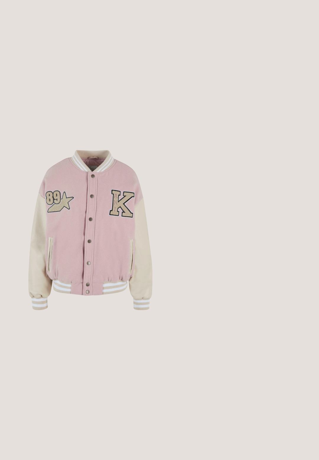 Karl Kani RETRO PATCH STAR OS COLLEGE - Chaquetas bomber - rose lightsand; Suéter corto de manga corta color crema con seis diseños de flores en bucle bordadas en negro, espaciados uniformemente en la parte delantera.; Pantalones cortos beige con cinturilla elástica, ajuste relajado y corte hasta la rodilla, hechos de tela suave y ligera.; Botín de ante rosa claro con un detalle de costura texturizada en crema alrededor de la parte superior y un acento de logo brillante en el lado. Suela plana.; Bolso bandolera de cuero blanco con acabado texturizado, herrajes dorados y un detalle de borlas. Cuenta con cierre de cremallera y correa ajustable.; Collar de oro con un diseño de eslabones de cadena y un colgante en forma de corazón que presenta patrones en relieve y un pequeño lazo para colgar.