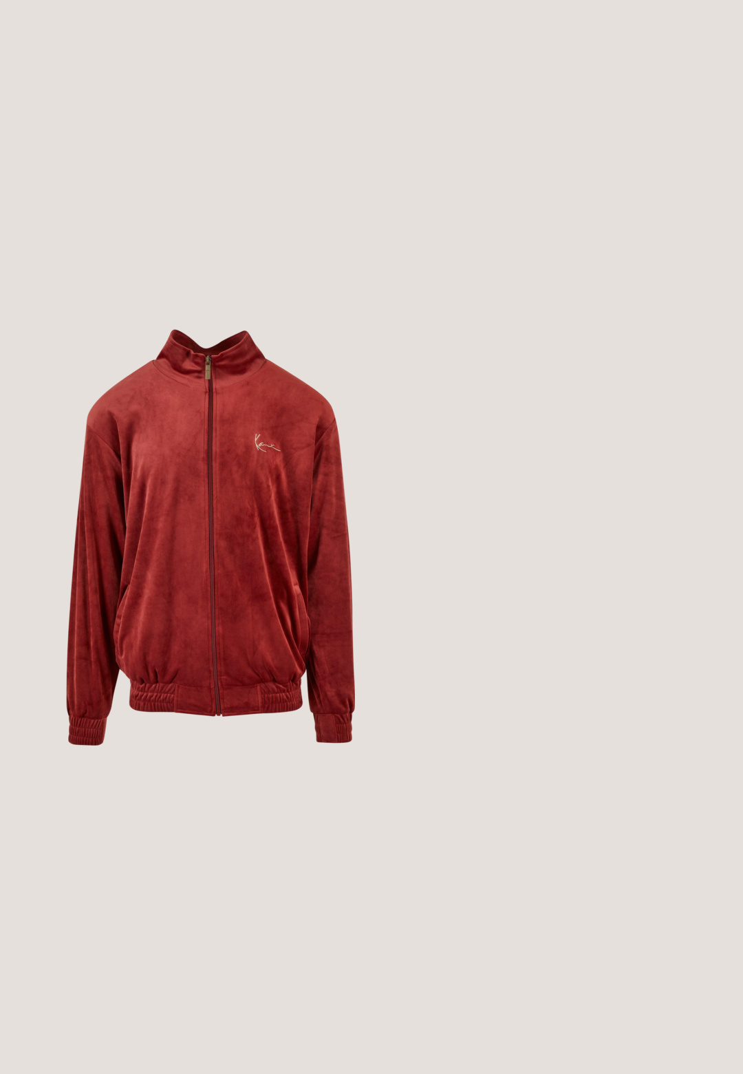 Κρασπροκόκκινο zip-up μπουφάν φτιαγμένο από μαλακό, βελούδινο ύφασμα. Διαθέτει ψηλό γιακά, ελαστικούς καρπούς και κεντητό λογότυπο στο στήθος.; Μπορντό φούτερ με λευκές κάθετες ρίγες, μεγάλο μπροστινό τσέπη, κουκούλα και λευκό καλλιγραφικό λογότυπο «Kani» στο στήθος.; Κόκκινη, μπλε και λευκή ριγέ κοντομάνικη μπλούζα με στρογγυλή λαιμόκοψη. Διαθέτει το λογότυπο KANI σε λευκό στο κέντρο. Φτιαγμένη από βαμβάκι.; Μπορντό βελούδινη φόρμα με ελαστική μέση, κορδόνι, μανσέτες στους αστραγάλους και διακριτική κεντημένη λογότυπο στο πλάι.; Λευκό αθλητικό παπούτσι Nike Air Force 1 με κόκκινο λογότυπο swoosh να αιωρείται πάνω από ένα τσιμεντένιο χείλος και σκάλες στο φόντο.; Πορτοκαλί σακίδιο πλάτης με μαύρα ελαστικά κορδόνια, μαύρη λαβή και λευκό κάθετο κείμενο "KARL LAGERFELD JEANS" στο μπροστινό μέρος, εμφανιζόμενο σε λευκό φόντο.