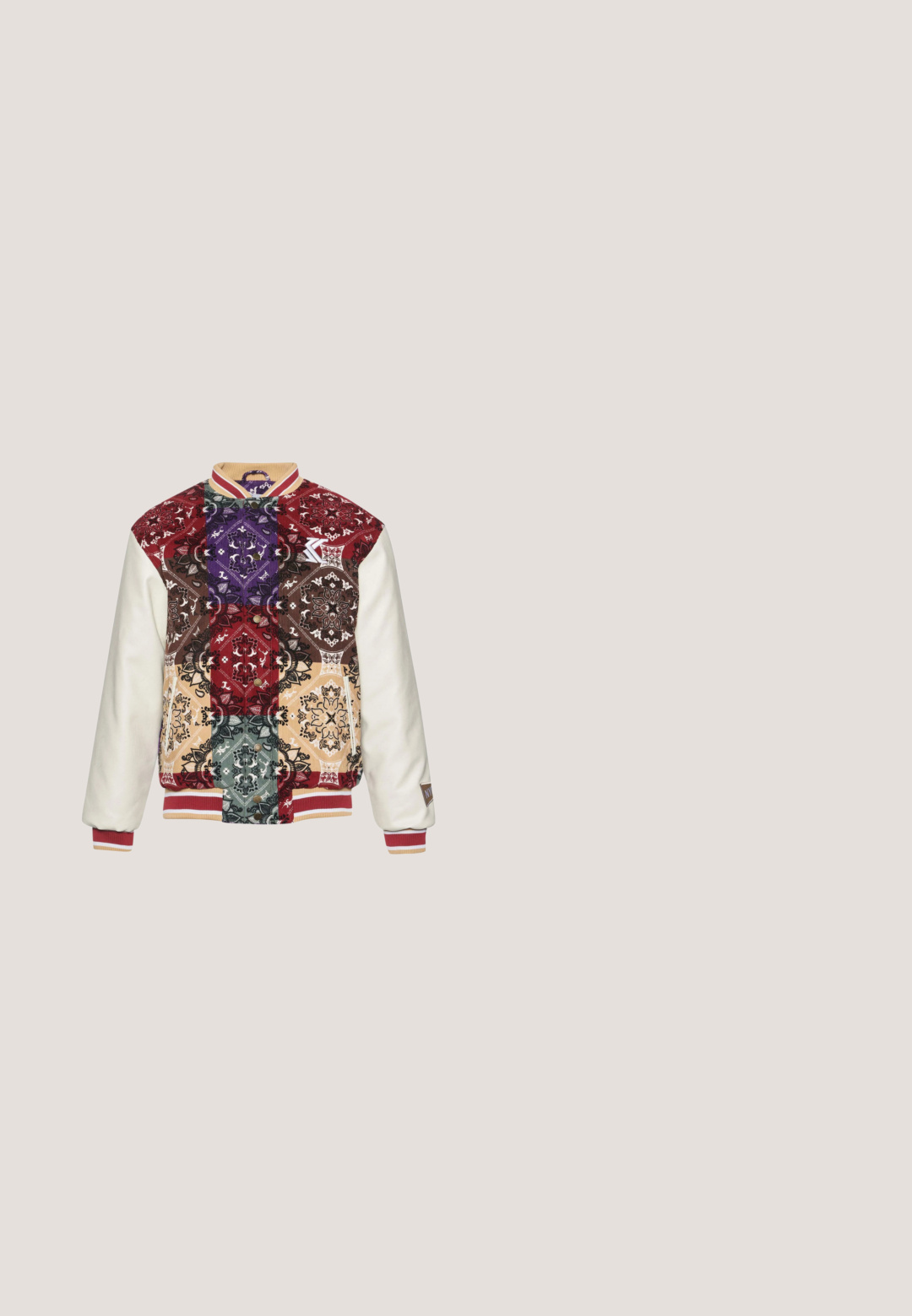 Veste universitaire avec un design en patchwork rouge, violet, vert et crème, ornée de motifs complexes et de boutons dorés.; T-shirt noir avec un motif cartoon coloré featuring Bugs Bunny et le texte "Ne prends pas la vie trop au sérieux" dans des polices et styles variés.; Pantalons cargo en denim dégradé de bleu, avec de nombreuses poches, jambes larges et ourlet effiloché. Conçus en tissu robuste avec des coutures visibles.; Baskets blanches en cuir lisse avec un accent beige texturé au talon, dotées de lacets ronds, d'un design profil bas et d'une semelle extérieure en caoutchouc.; Petit sac bandoulière rouge avec sangle noire réglable, cordons élastiques à l'avant et texte blanc "KARL LAGERFELD JEANS" sur la poche.; Collier avec des perles noires et multicolores alternées, comportant de petits anneaux en argent et un pendentif rectangulaire en perle transparente.