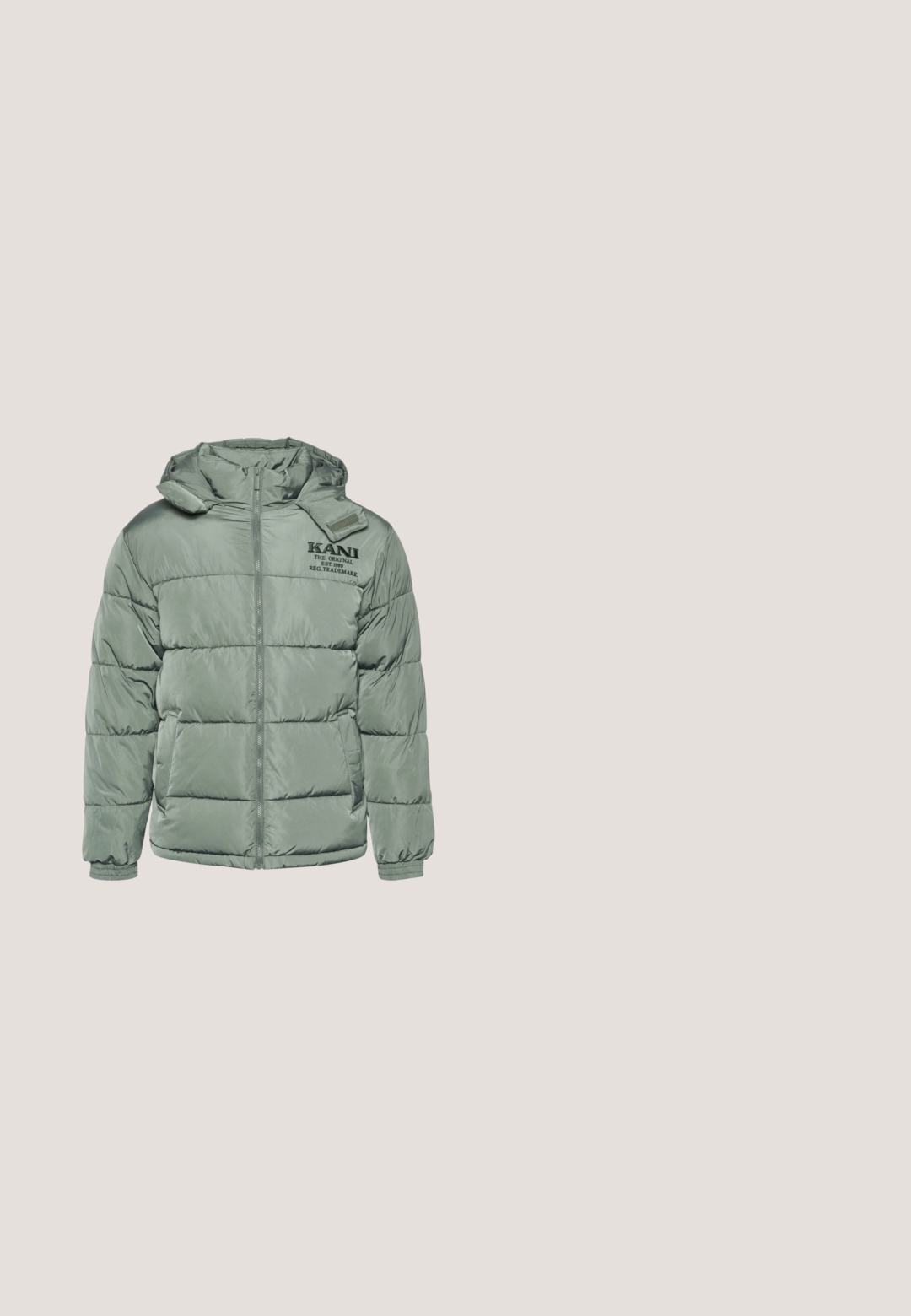 Gevoerde pufferjack in lichtgroen, met een ritssluiting aan de voorkant, een capuchon, elastische manchetten en logo-borduring op de borst. Glad, glanzend textuur.; Groene zip-up hoodie van zacht materiaal, met een capuchon, zijzakken en ribgebreide manchetten en onderrand. Eenvoudig, effen kleurontwerp.; Blauwe katoenen T-shirt met korte mouwen, met zilveren tekst "Karl Kani" in vetgedrukt, gestileerd lettertype over de borst. Klassiek ronde hals ontwerp.; Grijze sweatpants van zacht katoenmix materiaal, met een drawstring tailleband en cargozakken aan de zijkanten.; Witte sneakers met een gestructureerd oppervlak met een patroon. Het ontwerp bevat een zwarte handtekening en een grijs logo op de tong.; Zwarte Calvin Klein crossbodytas met voorvak met rits, verstelbare band en geborduurd logo op het voorpaneel.