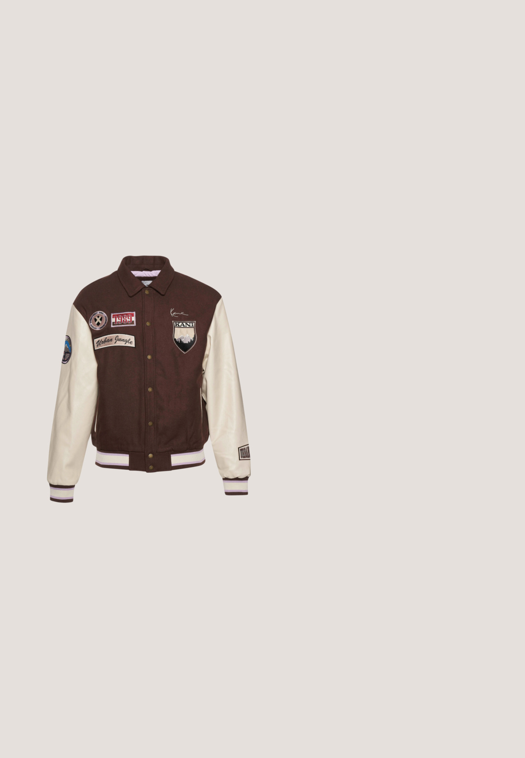 Chaqueta varsity marrón y crema con botones, puños acanalados con rayas, varios parches y un logotipo de montaña bordado.; Sudadera de forro polar con cuello alto, con un patrón geométrico azul y negro y cierre de media cremallera. Tejido suave y texturizado.; Camiseta negra de manga corta con un pequeño gráfico circular blanco y el texto "Revolves Against The Tide" en el centro delantero.; Pantalones cargo ligeros de color verde oliva, con cintura elástica, diseño en capas y puños ajustables con cordón. Fabricados con una tela lisa y duradera.; Las zapatillas Nike Air Jordan cuentan con una base de cuero blanco con acentos sintéticos azules, una caja de dedos perforada y cordones azules.; Mochila azul marino con bolsillo frontal con cremallera, base negra, asa superior y parche de marca que dice "G-STAR ORIGINALS RAW" en el frente.