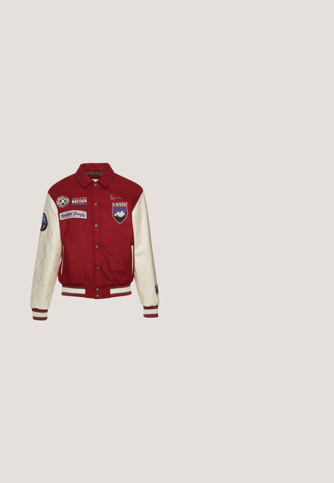Karl Kani CHEST SIGNATURE BLOCKCOLLEGE - Chaquetas bomber - darkred offwhite; Sudadera roja de algodón, con un bolsillo frontal y capucha con cordón. El texto centrado dice "PIENSA DIFERENTE." en blanco.; Camiseta de algodón roja con mangas cortas, escote redondo y un pequeño estampado gráfico blanco en el pecho. Diseño sencillo de corte regular.; Pantalones de chándal rojos hechos de tela suave, con cintura elástica y cordón, bolsillos laterales y piernas ajustadas.; Zapatilla Skechers que presenta una mezcla de materiales en blanco, rojo, negro y gris; cuello acolchado, diseño con cordones y suela translúcida con amortiguación de aire.; Gafas de sol de estilo black metal con lentes grises, brazos de plástico rojo, forma rectangular y acentos de hardware plateado.