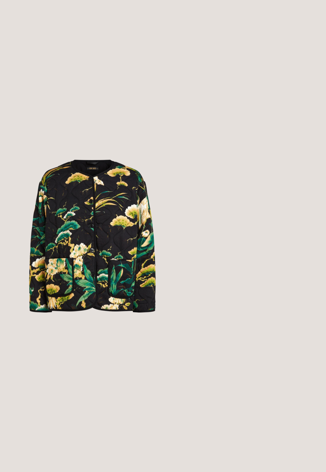 Gequilted zwarte jas met een levendig bloemenpatroon in groen en geel, met een ronde halslijn, knopen aan de voorkant en twee opgestikte zakken.; Olijfgroen T-shirt met korte mouwen, ronde hals en uitgesneden bloemmotieven met oogjes op de borst.; Lichtgroene satijnen wijde broek met elastische tailleband en verticale naaddetails voor en achter.; Zwarte slingback hoge hak schoen met een spitse neus, krokodillenstructuur, dunne hak en een gespsluiting aan de zijkant.; Crème leren schoudertas met zilveren ronde studs die gelijkmatig de buitenkant bedekken en een enkele lange schouderriem.; Haarclip van kunststof met schildpadpatroon, voorzien van brede gebogen armen en een veerenscharnier om het haar op zijn plaats te houden.