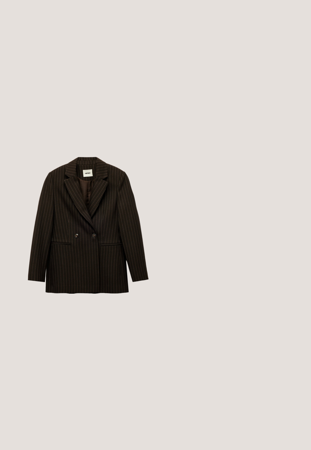 Brun pinstripe blazer med dobbelbrystet design, skrå revers og to frontlommer. Glat tekstur og skræddersyet pasform.; Langærmet, rundhalset trøje med vandrette striber i mørkerød, hvid og mørkeblå på en hvid baggrund.; Sorte bukser med vide ben, lodrette hvide striber og bæltestropper på hvid baggrund.; Sort læderloafer med syninger, lav hæl og en mokkasinstil øverdel.; Rektangulære brune briller med slanke stel og klare linser, hvilende på en lys overflade.; Lille mørkebrun ruskindshåndtaske med lange tynde læderhåndtag og lynlås i begge ender.