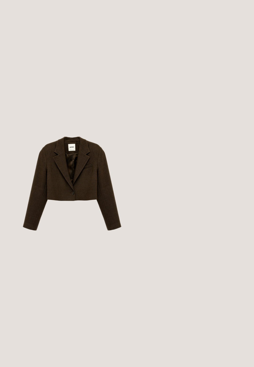 Mørkebrunt cropped blazer med lange ærmer, lukning med enkelt knap foran, hakkede revers og indvendig satinforing.; Kremfarvet satinbluse med lange pufærmer, knapper foran og en stor bundet sløjfe ved kraven.; VILA VIRIL NOOS - Pencil skirt - coffee bean; Brun læder T-rem lav blokhæl sko med spids tå og to små gyldne spænder på remmene.; faina Håndtasker - brown; Brune læderhandsker med fem fingre, der har lodrette stiklister og en samlet håndled for en tætsiddende pasform.