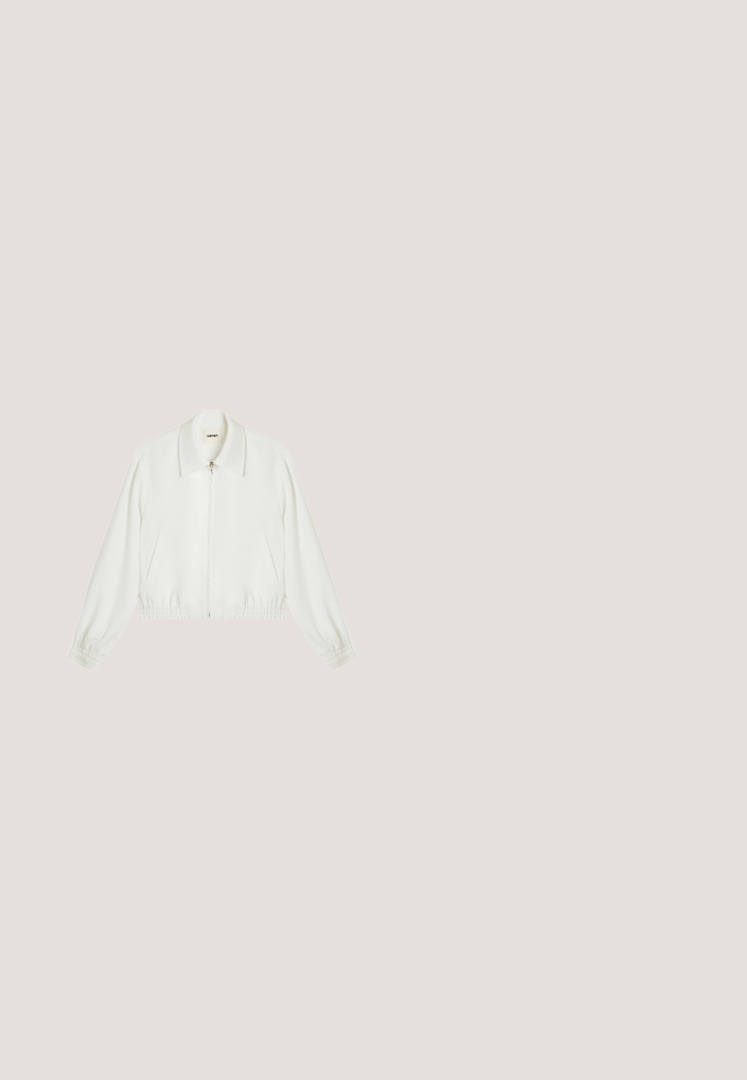Gekürzte weiße Jacke mit Kragen, Reißverschluss vorne, elastischen Bündchen und seitlichen Taschen. Glatte Textur und minimalistisches Design.; Dunkelblaues Kleid mit Kragen, langen Ärmeln, durchgehender Knopfleiste und Taillengürtel. Hat ein Wickeldesign und eine glatte Textur. Die Länge reicht bis zur Mitte der Wade.; Beiger Lackleder-Pumps mit Absatz, Slingback-Riemen und Plateausohle, mit goldener Schnalle am Knöchelriemen, seitlich auf weißem Hintergrund abgebildet.; Tom Ford Sonnenbrille - dark havana; Rosa Michael Kors Handtasche mit zwei Griffen, abnehmbarem Schulterriemen und goldfarbenem MK-Logo-Anhänger auf schlichtem hellen Hintergrund.; Tory Burch KIRA FLOWER STUD - Ohrringe - gold-coloured