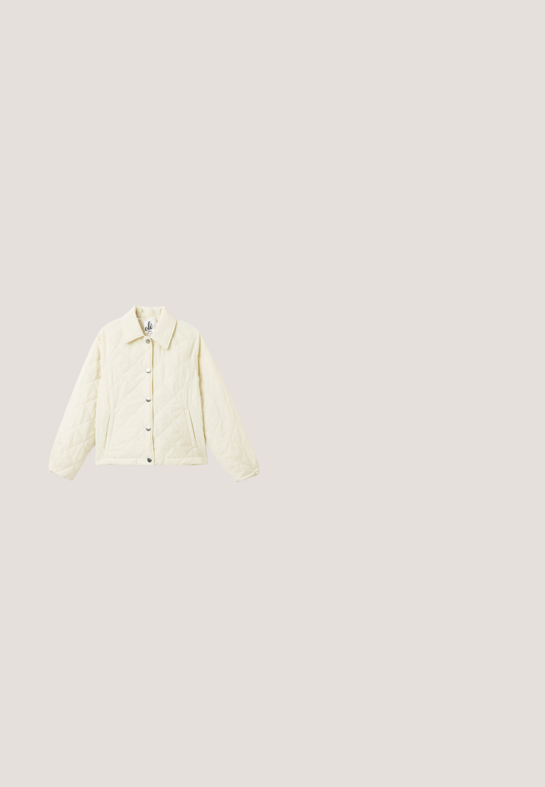 Veste matelassée en crème clair, dotée d'un col, de manches longues et d'une coupe courte avec des coutures diagonales pour une texture.; Sweatshirt col rond en crème, fabriqué en coton doux. Présente des manches longues, des poignets côtelés et un logo de marque subtil sur la poitrine.; T-shirt léger à manches courtes jaune pâle avec une petite illustration d'un chiot brun et le texte "Puppie Love" centré sur la poitrine.; Pantalon droit de couleur crème avec taille élastique, bouton à l'avant et petit détail brodé de chien sur la poche droite.; Sandales en suede beige avec un design à bout ouvert, une semelle épaisse et une sangle ajustable. Présente des accents cousus et une surface texturée.; Sac cabas beige avec deux larges anses crème affichant un texte jaune « BIMBA Y LOLA », poche avant et texture de tissu lisse.