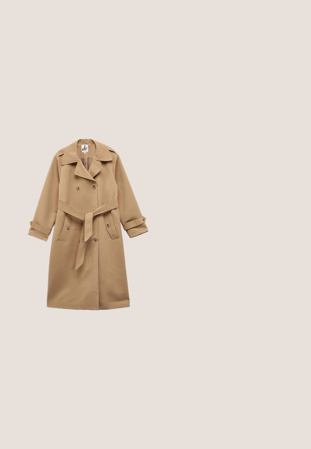Tan trenchcoat med en kortet design, lange ærmer og en bæltemidje. Har en klassisk krave og knapmanchetter. Glat tekstur.; Stribet langærmet top i hvid og marineblå, med en bådudskæring og en afslappet pasform. Lavet af blødt bomuldsstof med syede kanter.; Sorte skræddersyede bukser lavet af glat stof. Har flad front, sidelommer og en slim fit design. Rent, minimalistisk stil.; Sort læder balletflade med en rund tå, sløjfedetalje foran og en lav, flad hæl. Glat tekstur og strømlinet design.; Silketørklæde foldet og bundet foroven, med vinrøde og hvide abstrakte mønstre og striber på et glat stof.; Brun læderhåndtaske med en buet klap, top håndtag og justerbar skulderrem mod en ensfarvet baggrund.