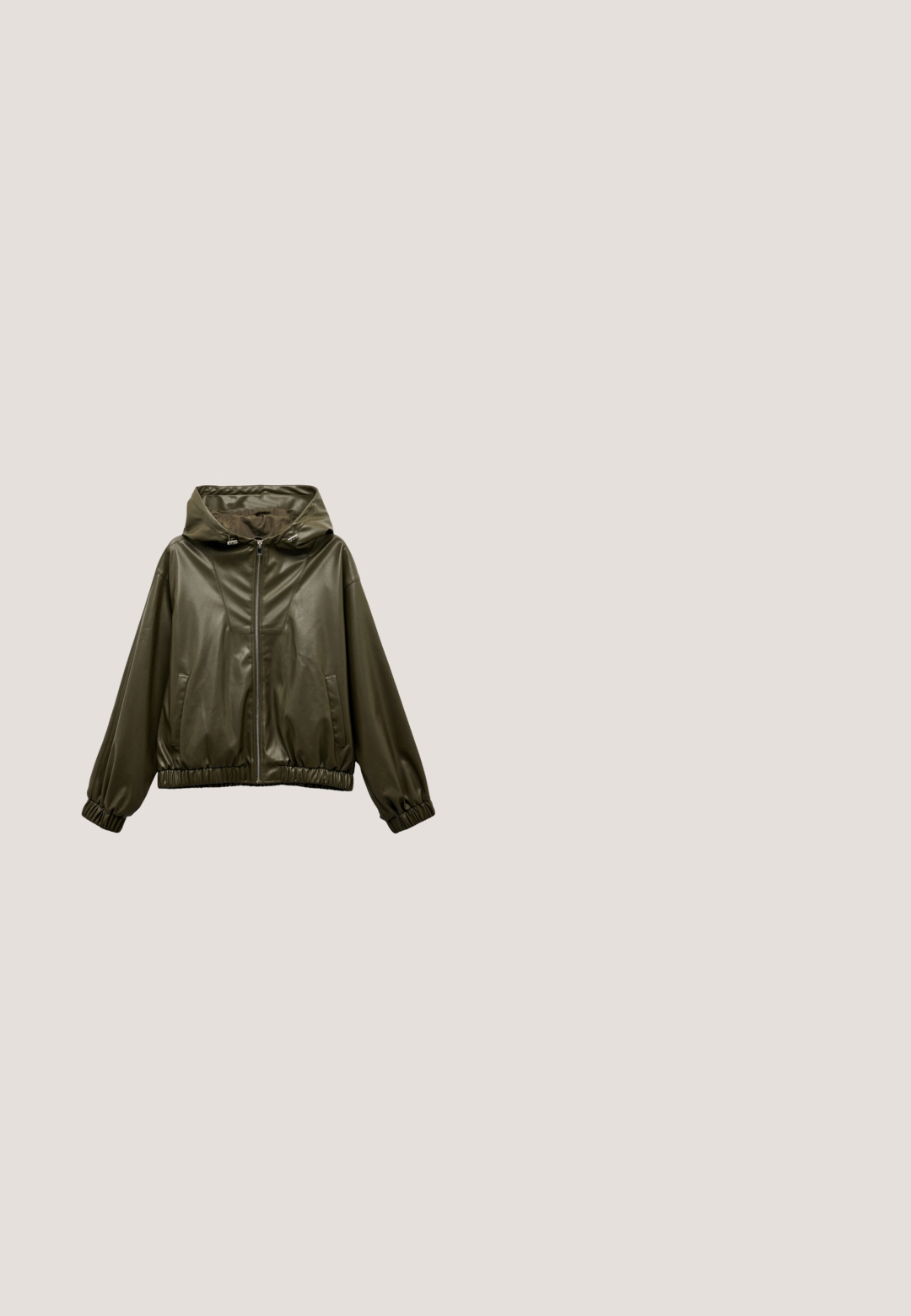 Olijfgroen faux leren jasje met capuchon, voorkant met rits, elastische manchetten en zoom, en twee zijzakken.; Witte blouse met korte mouwen, diepe V-hals, brede mouwen en een gestrikt koord aan de achterkant van de halslijn.; Zwarte sportieve fietsbroek van rekbaar materiaal, met een hoge tailleband, een gladde textuur en een klein logo op de linkse heup.; Bianco BIAMARALYN  - Klassieke pumps - nougat; Crèmekleurige leren tote bag met dubbele verstelbare schouderriemen en klein gouden embleem op het voorste midden.; Zilveren armband met een gestructureerde afwerking, voorzien van twee golvende strengen die aan de uiteinden taps toelopen. Eenvoudig, open ontwerp.