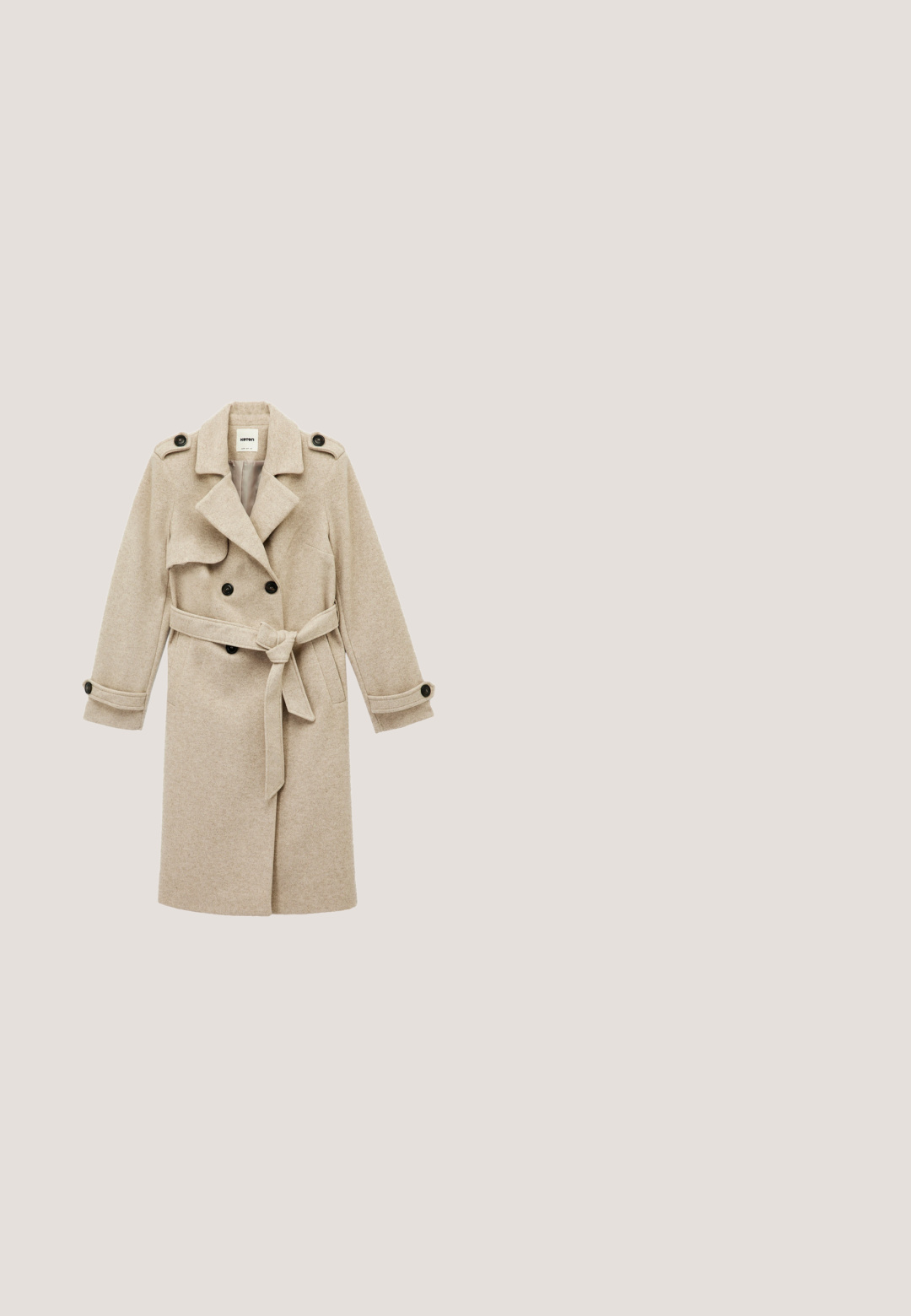 Beige wollen jas met dubbelknoopsluiting, ceintuur in de taille, grote revers en verstelbare met knopen sluitende mouwen. Voorzien van zijzakken en een zachte textuur.; Bruine trui met een brede halslijn, lange mouwen en een relaxte pasvorm. Heeft een naad in het midden en een zachte textuur.; Bruine broek met wijde pijpen en een tailleband met ceintuur, met een gladde textuur en een relaxte pasvorm. Gemaakt van lichtgewicht stof.; Bruine mesh sportschoen met beige dikke zool en zwarte profiel, gedetailleerde zijstrepen en veters, gezien vanaf de buitenkant.; Donkerbruine leren handtas met een bovenhandvat, voorflap met sluiting en verstelbare schouderriem getoond tegen een witte achtergrond.; Gouden ketting met een kleine ovale hanger met een roze edelsteen. De ketting heeft een gestructureerde uitstraling en een kreeftenhaak sluiting.