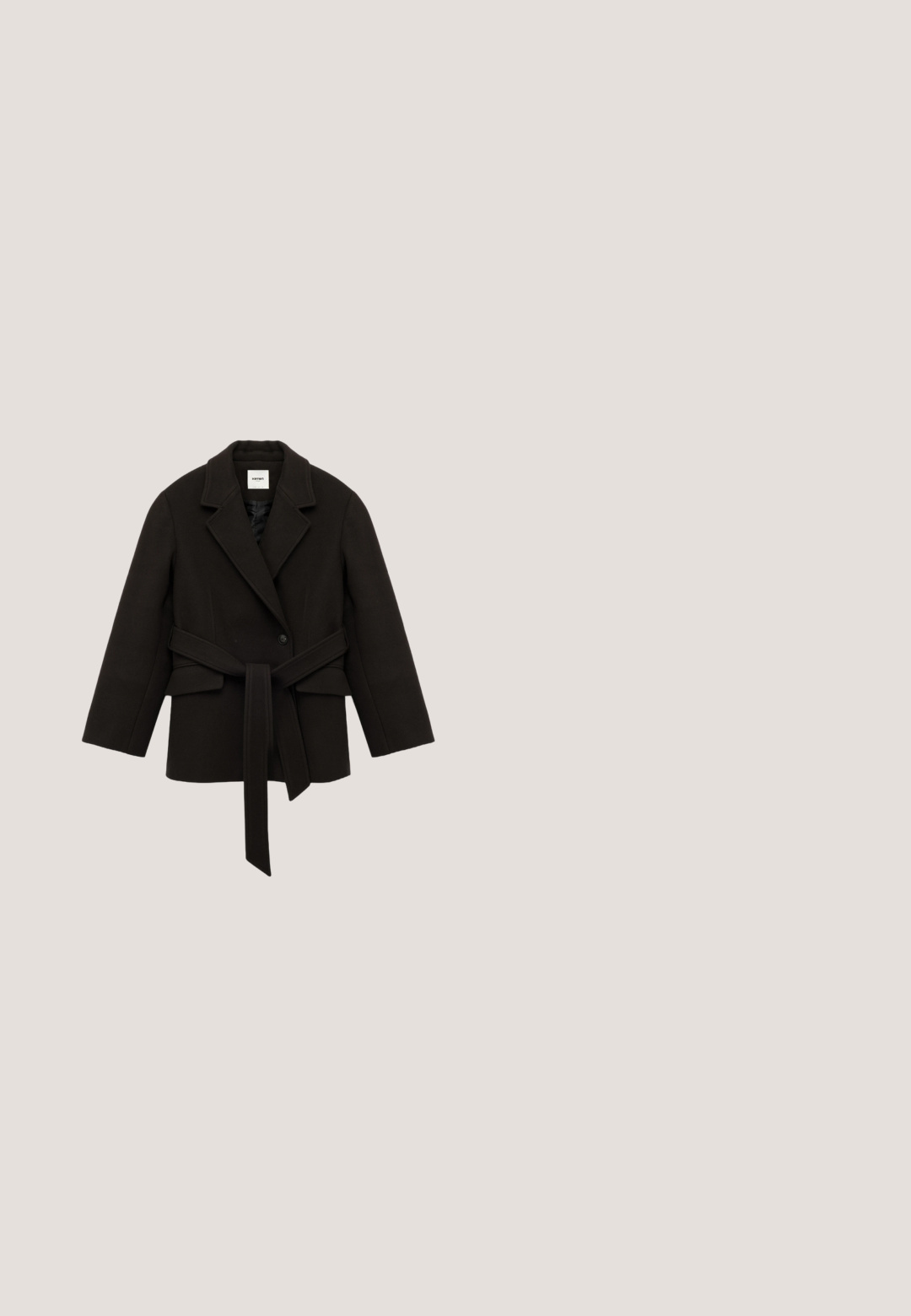 Zwarte wollen blend jas met een dubbelgeknoopt ontwerp, grote revers, een tailleriem en lange mouwen. Zachte textuur en minimalistische stijl.; Bruine trui met lange mouwen en V-hals, kort model met geribbelde textuur. Label zichtbaar bij de halslijn. Zachte stof, minimalistische stijl.; Lavendelkleurig T-shirt met korte mouwen en een ronde hals, rechte zoom en gladde stof, plat op een witte achtergrond gelegd.; Bordeaux joggerbroeken met elastische tailleband, trekkoord, zijzakken en elastische boorden op een effen witte achtergrond.; Bruine, pluizige, slipperstijl schoenen met een ronde neus, een bandje over de bovenkant en een decoratieve strik aan de voorkant. Zachte textuur.; Donkergrijze suède handtas met twee ronde handvatten, gestructureerde vorm en minimalistisch ontwerp; geen zichtbare hardware of accenten.