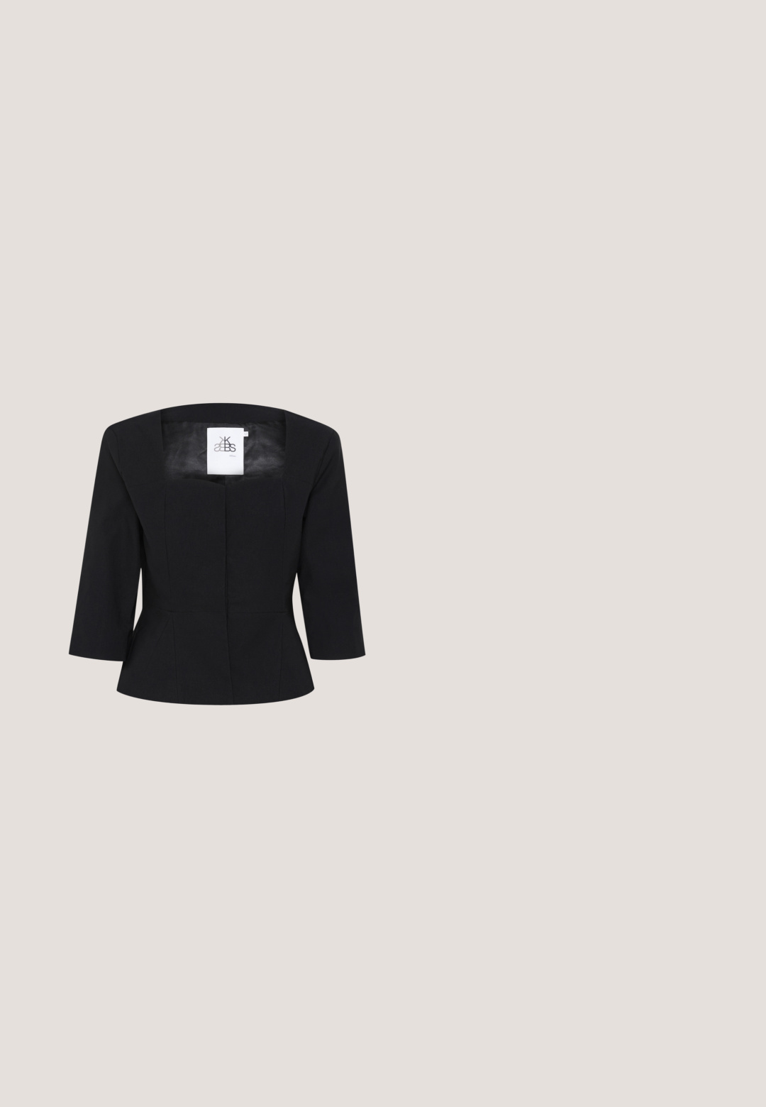 Veste noire raccourcie avec un décolleté carré, des manches trois-quarts et des coutures structurées, avec une étiquette à l'intérieur au centre du dos.; Robe noire à manches longues, encolure ronde et détail noué à la taille. Fabriquée en tissu lisse avec une légère texture.; Chaussure à plateforme à talon haut en cuir verni noir avec bride arrière et boucle argentée, bout arrondi, vue de côté sur fond blanc.; Lunettes de soleil noires avec une forme de chat aux yeux ronds, verres sombres et accents de logo doré sur les côtés. Fabriquées en plastique brillant.; Sac fourre-tout en cuir noir avec quincaillerie dorée arborant le nom de la marque sur un rabat avant. Texture lisse et doubles anses.; Chaîne en or avec un pendentif circulaire orné d'une pierre précieuse claire et une boucle ouverte plus grande en dessous, attachée par un fermoir délicat.