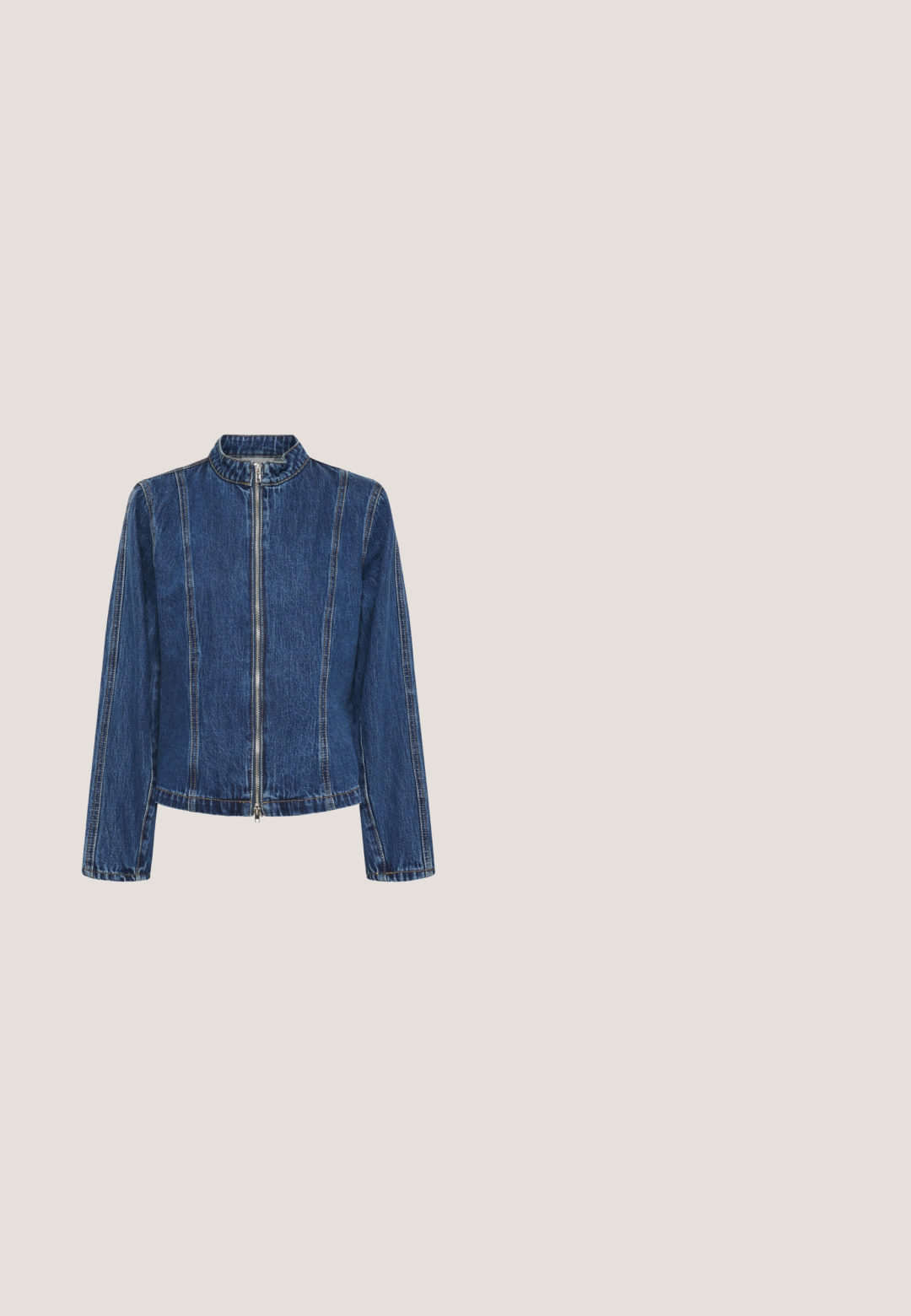 Veste en denim bleu avec des manches longues, des détails de couture verticale et une fermeture éclair sur le devant allant jusqu'à un col court.; Chemise blanche à manches longues en tissu côtelé, avec un col rond et une coupe cintrée. Aucun motif ni accent présent.; Jupe en denim bleu foncé, avec un design plissé, cinq poches, une fermeture à bouton à l'avant et des détails de surfilage contrastants.; Ballerine en métal doux doré avec haut élastique froncé et semelle noire, vue de côté sur fond blanc.; Sac fourre-tout rayé horizontalement bleu et noir avec deux poignées et le texte « MADS NØRGAARD COPENHAGEN » sur le devant.; Ceinture en cuir marron avec une boucle ovale en or et des détails cousus. Texture lisse avec un design minimaliste et une extrémité effilée.
