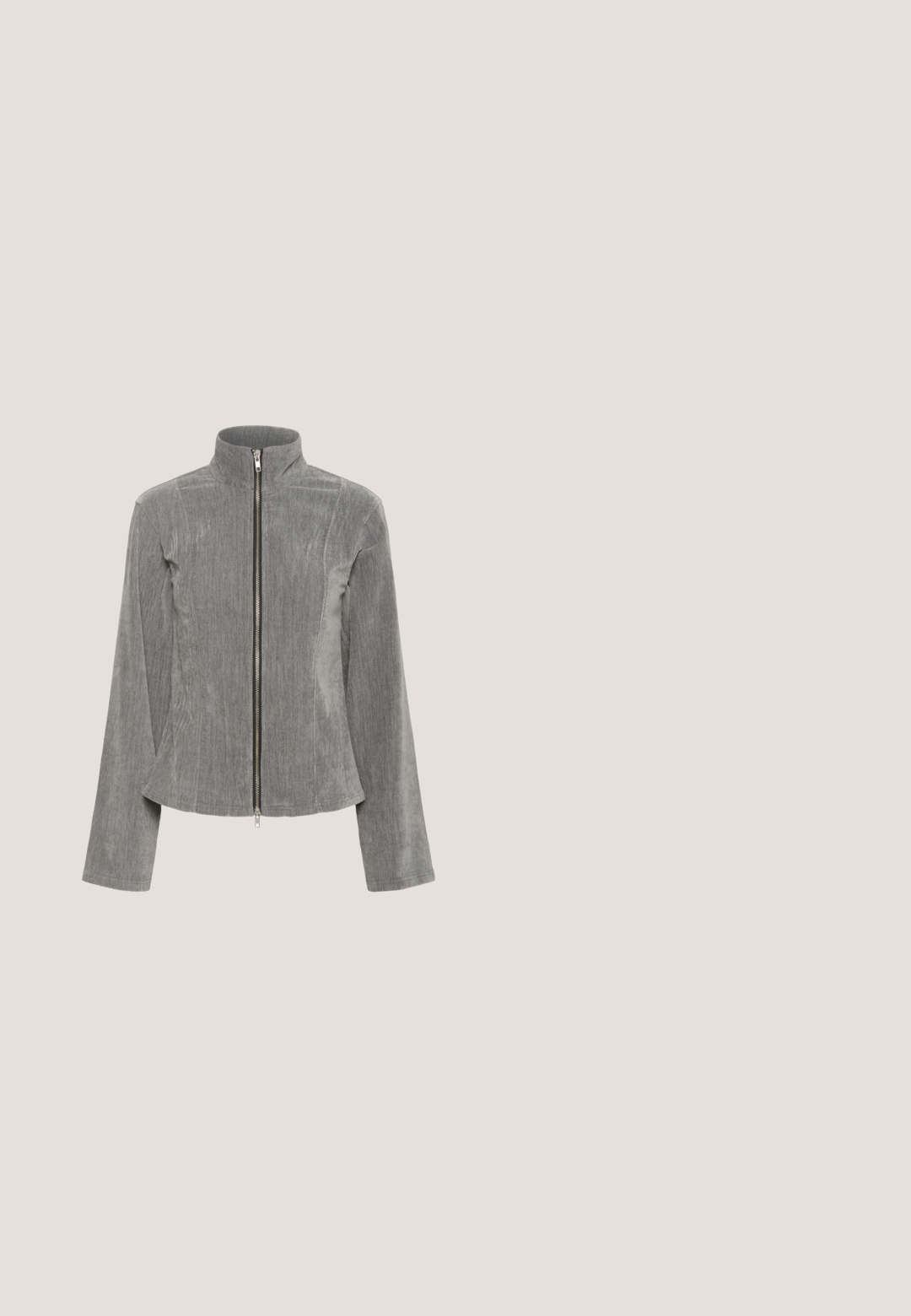 Graue Cordjacke mit hohem Kragen, langen Ärmeln und einem Frontreißverschluss. Besitzt ein tailliertes Design mit subtiler Struktur und vertikalen Linien.; Schwarzes Sweatshirt mit langen Ärmeln und Paillettenverzierung auf der Vorderseite. Weiches Material mit Rundhalsausschnitt und gerippten Bündchen.; Schwarze Cargo-Hosen mit slim Fit, ausgestattet mit seitlichen Taschen, einem Knopfverschluss und einem glatten, leicht strukturierten Stoff.; Schwarze Leder-Stiefeletten mit einem robusten Absatz, runder Spitze und dekorativem Riemen über der Vorderseite. Seitlicher Reißverschluss für ein einfaches An- und Ausziehen.; Schwarze Lederhandtasche mit runder Form, ausgestattet mit einem kurzen Griff und Reißverschluss. Logo auf der Vorderseite eingeprägt. Glatte Oberfläche.; Silberne Creolen mit einer eleganten, polierten Oberfläche und nahtlosem Design. Bekannt für ihre glatte Textur und den sicheren Verschlussmechanismus.