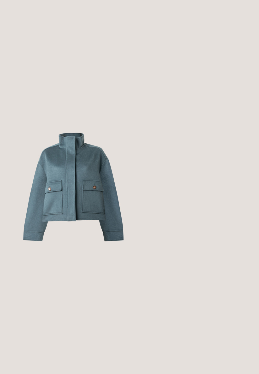 Veste courte en mélange de laine bleue avec un col montant, une patte de boutonnage avant et deux poches poitrine à boutons. Caractérisée par une texture lisse et un design ajusté.; Pull en maille côtelée bleu clair avec un col rond et des manches longues, présentant un motif texturé et une coupe courte. Étiquette de marque visible à l'intérieur.; T-shirt bleu clair à manches courtes avec un col rond, fabriqué en tissu doux. Présente une silhouette ajustée et une texture lisse.; Pantalon large bleu marine avec ourlets retournés, taille haute, boutons latéraux et plis à l'avant.; Baskets beige clair avec une tige en cuir texturé, des panneaux latéraux texturés et une semelle en caoutchouc. Dotées d'un design fin et épuré ainsi que de lacets plats.; Pochette en denim avec double sangle de ceinture en cuir marron et un écusson logo en cuir assorti au centre, sur un fond uni.