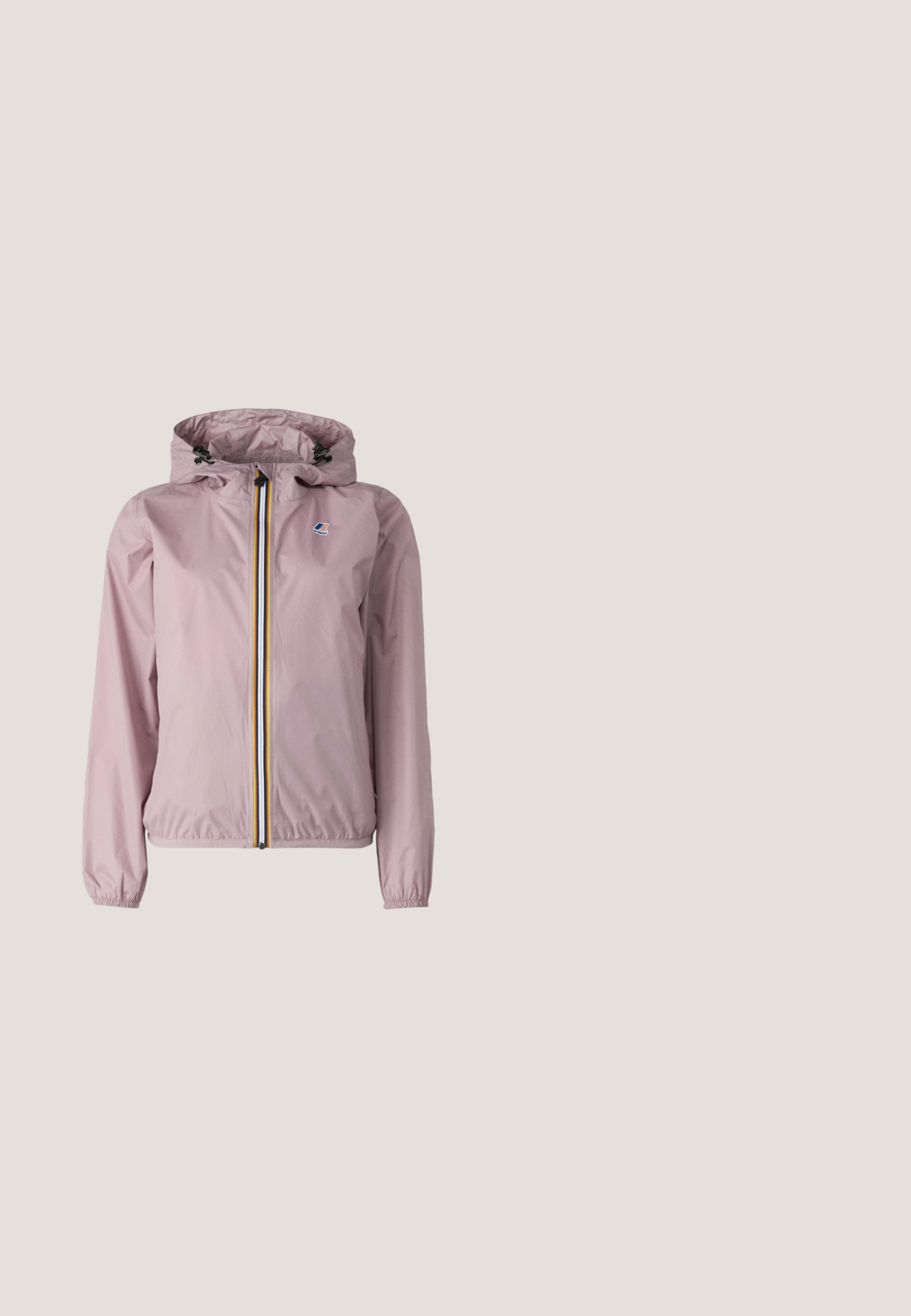 K-Way LE VRAI CLAUDETTE - Let jakke / Sommerjakker - violet dusty; Hvid kortærmet T-shirt med rund hals, lavet af glat stof. Har et subtilt Calvin Klein-logo i midten.; PUMA lyserøde træningsshorts med en sort elastik i taljen med logoet. Stoffet er glat og strækbart, designet til komfort og bevægelighed.; Sort FILA-sneaker med hvid sål og pink accent, svævende over betonstrin, der viser skoens side- og topudsigt.; Beige quiltet taske med to håndtag og en aftagelig rem. Har en rektangulær form, diskret tekstur og et prægget logo på forsiden.; Sølv metal hoop øreringe med et tekstureret design, der har en lille post bagpå og branding på en af øreringene. Rund form med en poleret overflade.