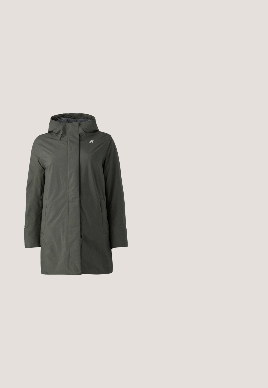 Oliven grøn parka-jakke med hætte, frontlynlås, to sidelommer og et logo på brystet. Glat, letvægtsstof med mat finish.; Langærmet, ribstrikket top med rund hals i afdæmpet grøn farve med en tætsiddende silhuet.; Højtaljede blå denim jeans med lige ben-design, der har fem lommer, diskret slidmærker og hardware-accenter i kobberfarve.; Sort sneakers med en glat læderoverdel, en cremefarvet stribe og en struktureret sort panel. Har en tyk gummirubbersål og sorte snørebånd.; Mørkegrå stofpose med et buet håndtag, blød tekstur og rund form. Ingen synligt hardware eller pynt.; Et par glatte, skinnende sølvfarvede ovalformede genstande placeret side om side på en helt hvid baggrund.
