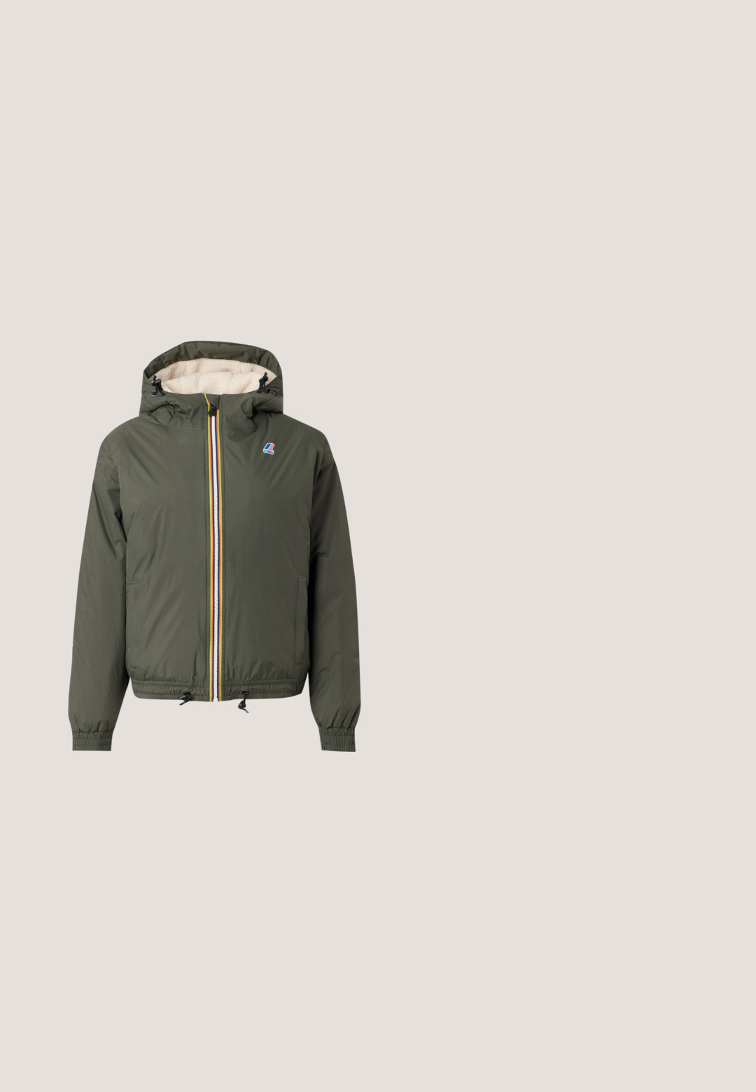 Πράσινο μπουφάν με κουκούλα και φόδρα από fleece, εμπρός φερμουάρ με κίτρινες, λευκές και μπλε ρίγες, ελαστικά μανσέτες και λογότυπο στο αριστερό στήθος.; Ανοιχτοπράσινο μπλουζάκι με μακριά μανίκια, στρογγυλή λαιμόκοψη και μικρό σκούρο πράσινο βοτανικό σχέδιο στο επάνω αριστερό μέρος του στήθους.; Μαύρο παντελόνι με φαρδιά μπατζάκια, μεγάλες μπροστινές τσέπες και θηλιές για ζώνη, εμφανιζόμενο σε απλό ανοιχτόχρωμο φόντο.; Υψηλές αθλητικές παπούτσια σε σκούρο μπλε καμβά με λευκές καουτσούκ σόλες, κορδόνια και αξεσουάρ. Διαθέτουν κυκλικό λογότυπο και λεπτομέρειες με λευκή ραφή.; Μικρή μαύρη τσάντα ώμου από δίχτυ σε σχήμα ημισελήνου με ρυθμιζόμενο λεπτό λουράκι, σε απλό φωτεινό φόντο.; Ασημένιες κρίκοι σκουλαρίκια με γυαλιστερή φινίρισμα, που διαθέτουν απλό στρογγυλό σχήμα και κλείσιμο με αγκιστρωτό πίσω μέρος για ασφαλή εφαρμογή.