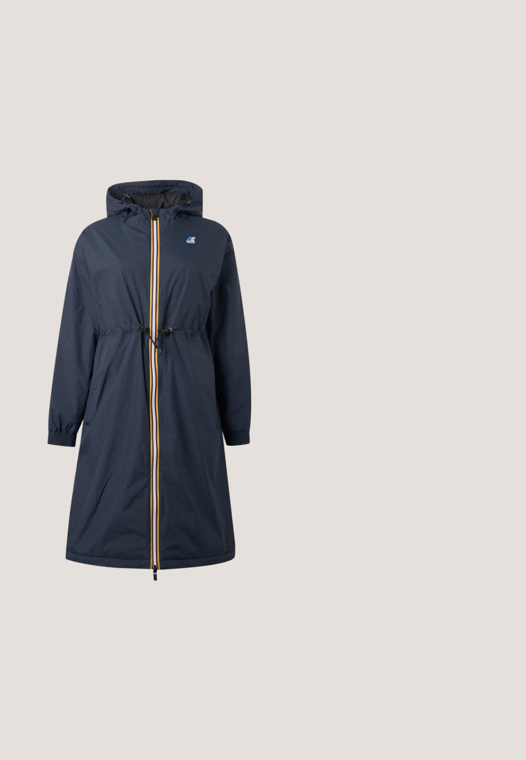 Navyblå lang regnfrakke med hætte, foran lynlås med gul og hvid kant, justerbar taljesnøre og lille logo på brystet.; Blå fleece pullover med lyseblå blomsterprint, halv lynlås foran med ringtrækker, høj krave og ribstrikkede manchetter.; Lyseblå kortærmet T-shirt med rund hals og en lille broderet logo på venstre bryst mod en ensfarvet baggrund.; Grå jeans med vidde, lavet af denim med en glat tekstur. Funktioner inkluderer en knaplukning, bælteløkker og forlommer.; Lys blå denim sneaker med hvide snørebånd og mørkeblå accenter, med rund tå og gummirødsål. Tekstureret overflade med syningsdetaljer.; Sort tote bag med et geometrisk mønster, lynlås lukning og to grå stofstropper. Har et rummeligt indre og en struktureret form.