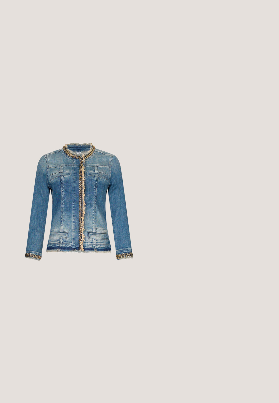 Jeansjacke in Hellblau mit ausgefranstem Kragen und Manschetten, verziert mit einem dekorativen goldenen Kettensaum entlang der Vorderseite und zwei Brusttaschen.; Weißes, geripptes Tanktop mit Spitzenbesatz an den Ärmelöffnungen und am Saum. Hat eine schmale Passform und eine weiche Textur. Markenlabel oben sichtbar.; Weiße ausgestellte Jeans aus einem Baumwoll-Mischgewebe, mit einem Zwei-Knopf-Verschluss, Fronttaschen und subtilen Nähdetails.; Silberne metallische High-Heel-Sandalette mit einem Knöchelriemen, offener Zehenpartie und glatter Oberfläche. Verfügt über eine Plateausohle und einen spitzen Absatz.; Michael Kors Sonnenbrille - pink; Silberne Metallic-Clutch mit strukturierter Oberfläche, versehen mit einem V-förmigen Verschluss und einem Kettenquaste. Inklusive Ketten-Schulterriemen.