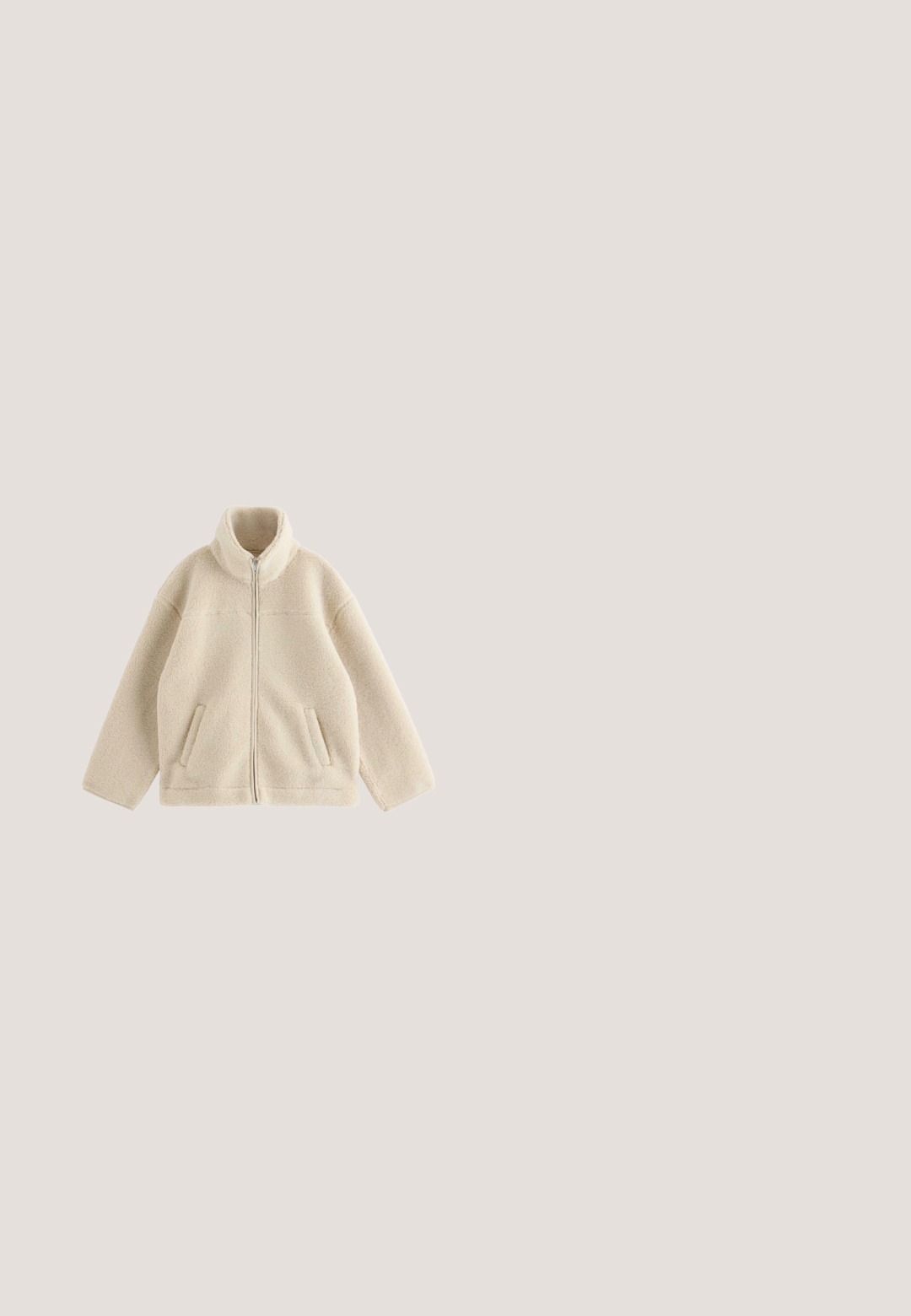 Beige fleecejack met volledige ritssluiting aan de voorkant, hoge kraag, lange mouwen en twee schuine voorzakken.; Lichtgroene trui met een ronde hals, verlengde schouders en geribbelde manchetten. Glad textuur en casual ontwerp met een ruime pasvorm.; Lichtgroen katoenen T-shirt met korte mouwen, een ronde hals en een klein merklabel aan de binnenkant van de kraag.; Denim jeans hebben een lichtblauwe kleur met whiskering details. De tailleband heeft een metalen knoop en zichtbare stiksels langs de naden.; Lage sneaker met lichtgroene stoffen bovenkant, grijze suède neus en hiel, witte veters en bruine rubberen zool, zijaanzicht op witte achtergrond.; Grote olijfgroene draagtas met brede lichtbeige handvatten en een metalen ring bevestigd aan één van de handvatten.