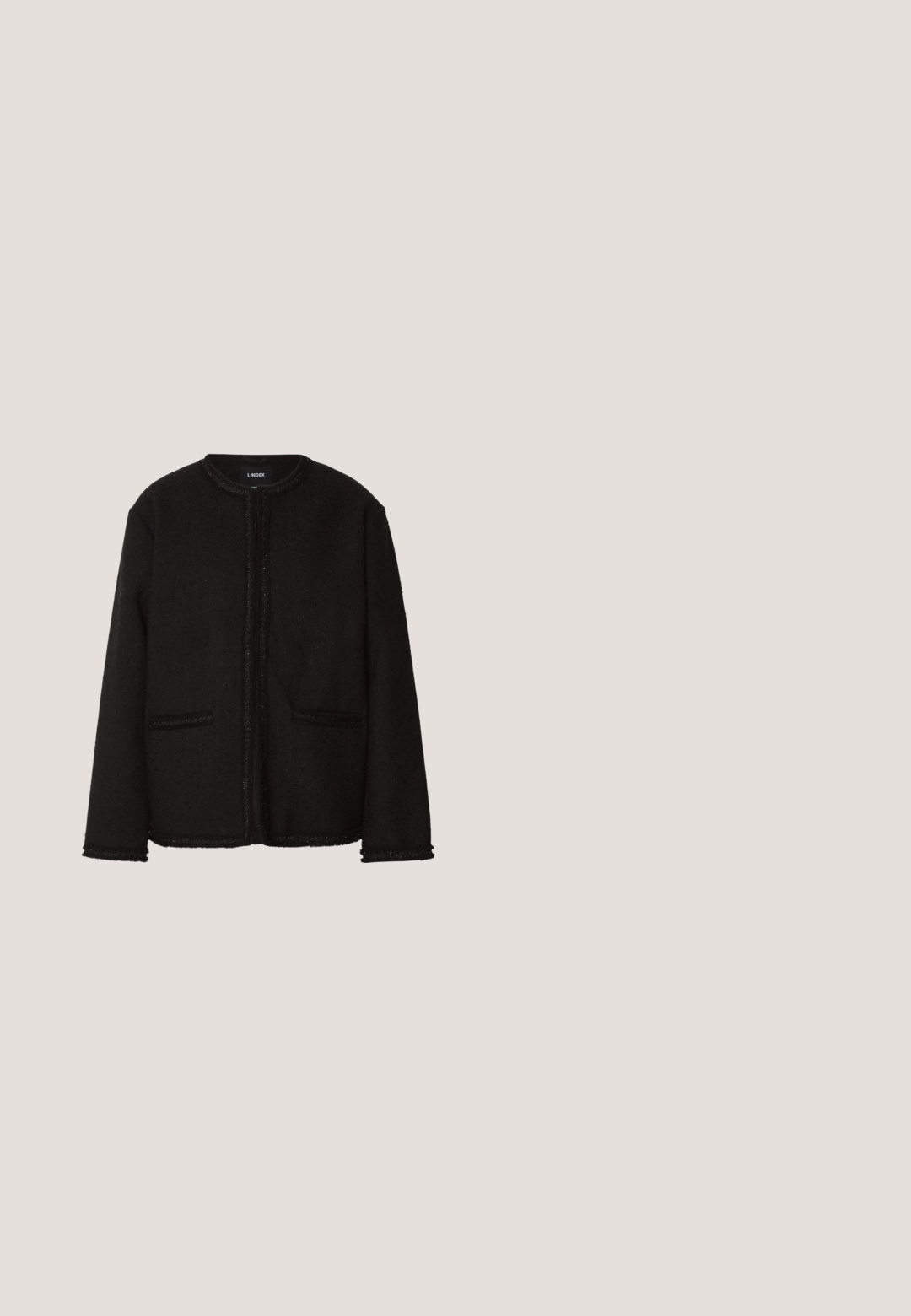 Veste noire en tissu texturé avec un col rond, des poches à l'avant et une bordure à franges le long des bords et des poignets.; Haut noir à manches courtes en rib avec un tissu texturé à légère brillance. Présente un col rond et une silhouette ajustée. Étiquette GANT visible.; Pantalons larges noirs à taille haute, en tissu lisse, avec fermeture à bouton à l'avant et sans poches visibles, offrant une coupe tailleur.; Chaussure à talon haut en cuir noir avec semelle crantée épaisse et bout arrondi, vue de côté sur un fond blanc uni.; Sac bandoulière rectangulaire en cuir noir avec longues bretelles et petit logo doré "HUGO" au centre devant.; Boucles d'oreilles en argent en forme de hoop avec une silhouette abstraite et lisse, dotées d'une finition brillante et polie.
