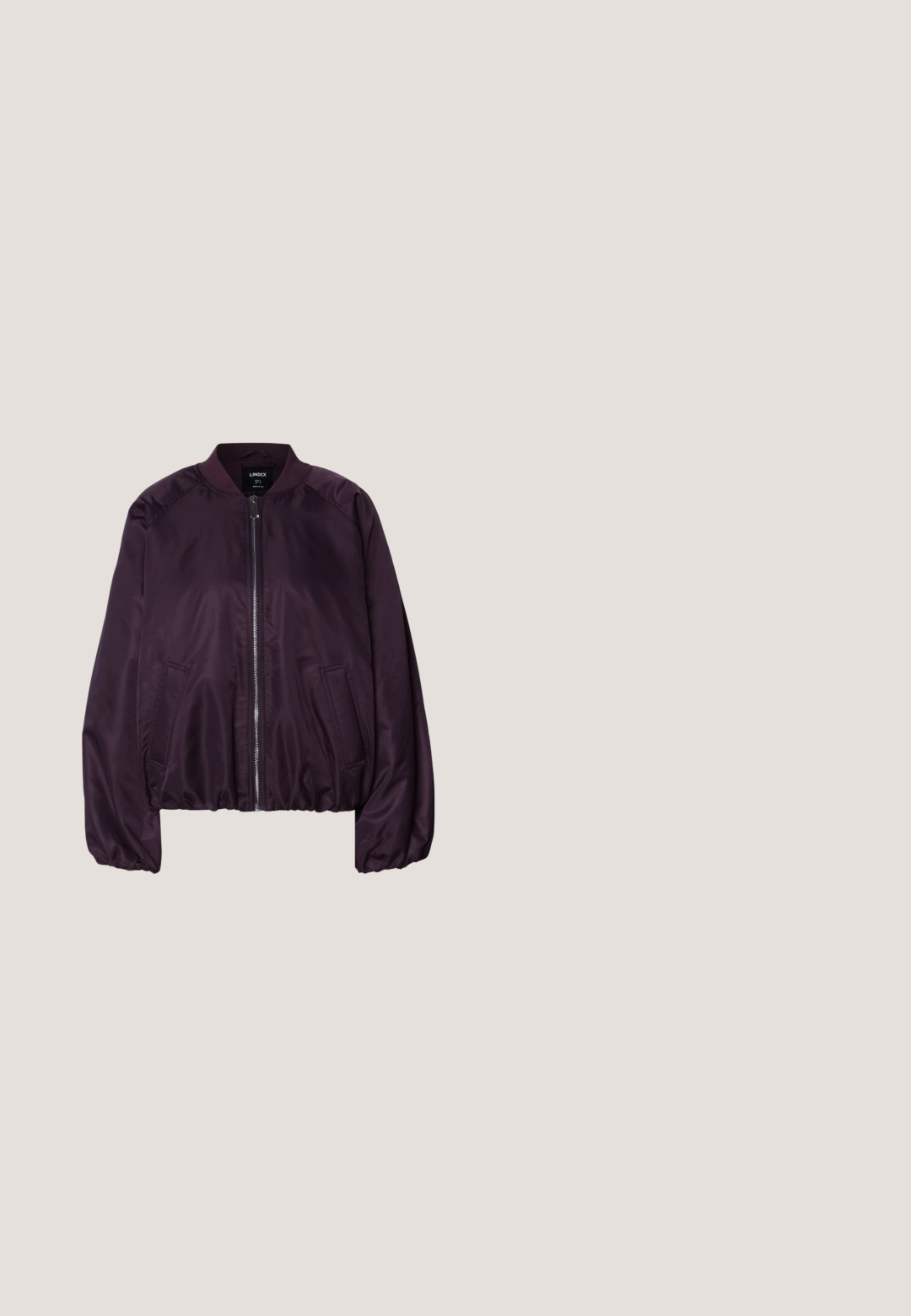 Paarse bomberjack met een gladde, glanzende textuur. Voorzien van een rits aan de voorkant, geribbelde kraag en zijzakken. Losse pasvorm, gathered manchetten.; Bordeaux hoodie gemaakt van een zachte katoenmix, met een voorzak, geribbelde manchetten en een capuchon met trekkoord. Zachte textuur, losse pasvorm.; Sweatbroek in bordeauxrood met elastische tailleband, aantrekkoord en elastische boorden bij de enkels op een effen lichte achtergrond.; GANT BEYLANA - Sneakers laag - port wine/dusty pink; Donkerrode geweven leren handtas met gebogen handvat, witte bies, zilveren rits en afneembare brede stoffen schouderriem tegen een effen achtergrond.; Zilverkleurige metalen hoepel oorbellen met een afgeronde vorm en een gepolijste afwerking. Elke oorbel is voorzien van een scharnier sluiting voor een veilige draagervaring.