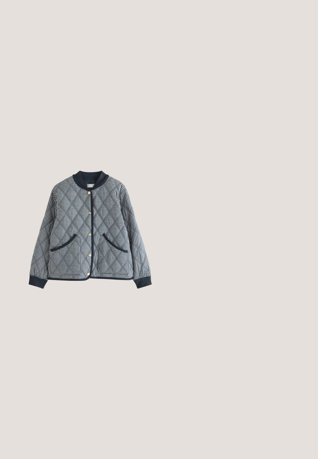 Quiltet jakke med mørkeblå og hvidternet mønster, navy trim, trykknapper foran og to frontlommer.; Marineblå kortærmet t-shirt med rund hals og et lille hvidt sløjfedesign på venstre bryst.; Denimstof i mørkeblå, med en glat tekstur og subtile vævningsvariationer samt kontrasterende syningsdetaljer.; Sorte ruskind ankelstøvler med spids tå, lynlås lukning og en robust hæl. Har søm detaljer på siderne.; Mørkeblå solbriller med et strømlinet katteøje-design, plastikramme og brune tonede linser. Har subtil branding på stængerne.; Rektangulær mørkeblå ruskindstaske med et håndtag øverst og en aftagelig skulderrem med guldfarvede beslag.