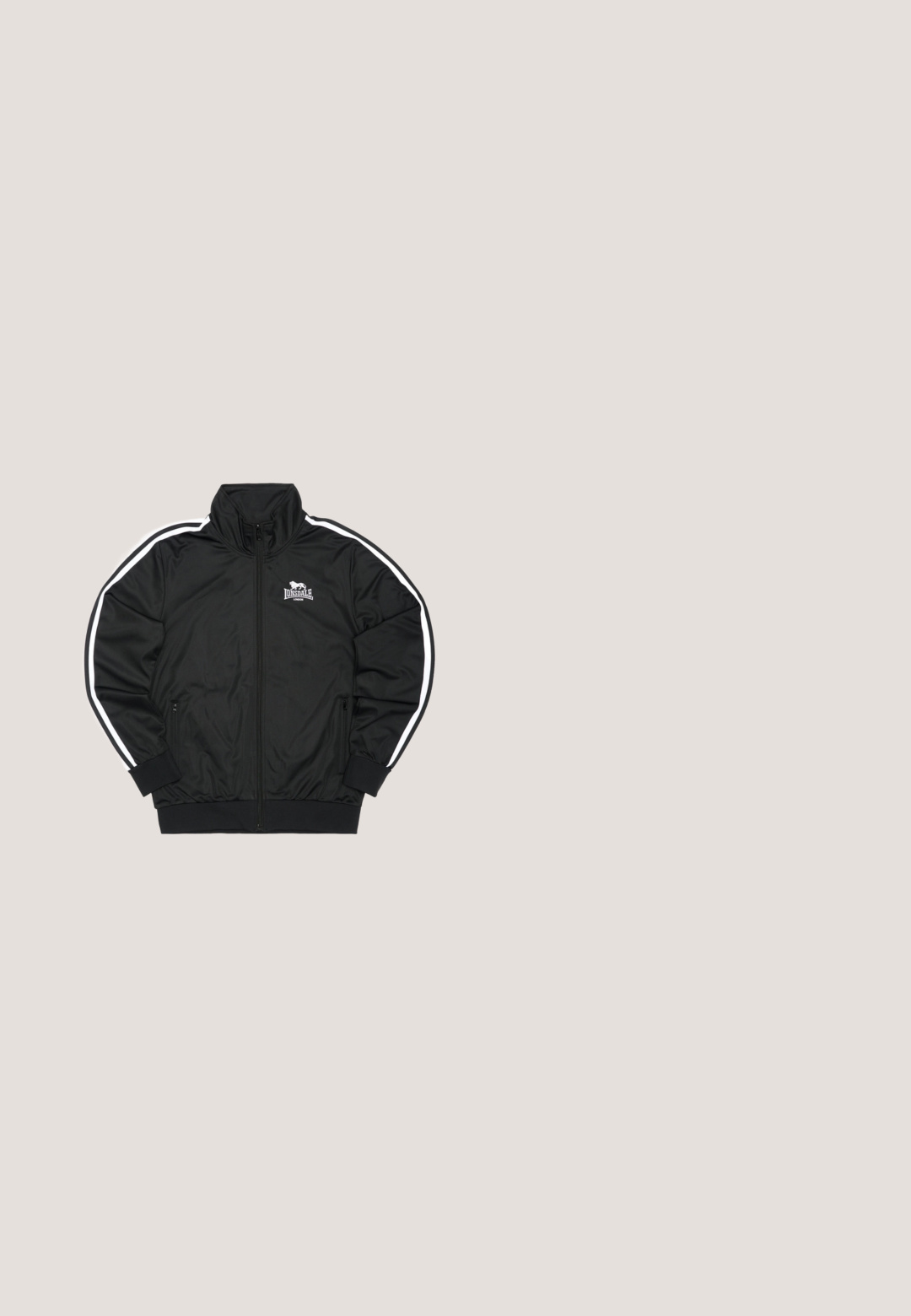 Sort sportjakke med lynlås, høj krave, hvide striber i siden, to lynlåslommer og broderet logo på brystet. Blødt, glat stof.; Fleece-pullover i mørkegrå med høj krave, kvart lynlås, ribbede manchetter og broderet logo på brystet. Blødt, struktureret stof.; Sort bomuld t-shirt, oversized pasform, med hvid tekst "MICKEY" og "CALIFORNIA FOOTBALL TEAM" trykt på forsiden, rund halsudskæring.; Grå sweatpants lavet af blødt stof, med en elastisk talje med snor, to sidelommer og tapered manchetter.; Sort og brun højt sneaker med hvid sål, mesh-sidepaneler og en synlig luftpude i hælen.; Sort rektangulær crossbody taske med to lynlåslommer, "KARL LAGERFELD JEANS" logo og justerbar mærket rem på hvid baggrund.