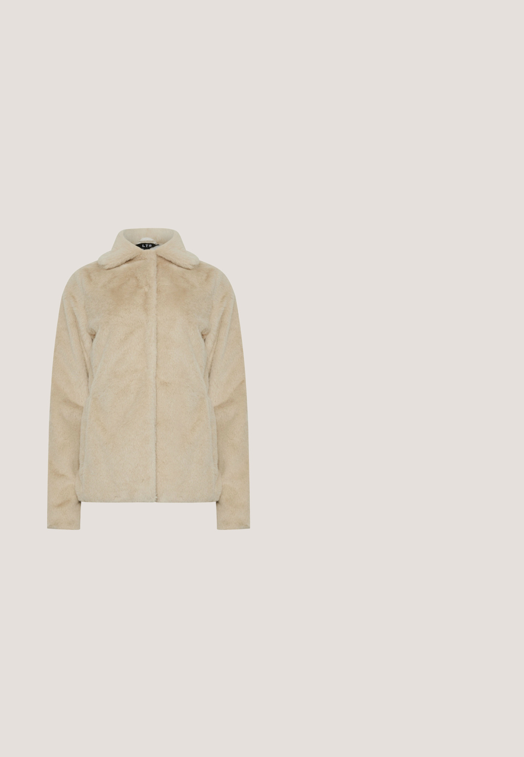Beige faux fur jakke med krave, lynlås foran og lange ærmer. Blød tekstur med en let børstet finish.; Kremfarvet strikket sweater med rund hals med beige og sort mønster af snefnug og geometriske figurer over bryst og skuldre.; Beige vidde bukser i fløjl med elastisk talje og snøre foran, designet til afslappet brug.; Brune ruskinds ankelstøvler med en fluffy, hvid fake fur-kant, rund tå og flad gummisål. Syninger langs siderne.; Beige rektangulær pelsagtig håndtaske med brune håndtag og mærkenavnet "LIU JO" præget på forsiden.; Guld halskæde med et hjerteformet medaljon med indgraveringen "Forget Me Not" og blomsterdekorationer på en hvid baggrund.
