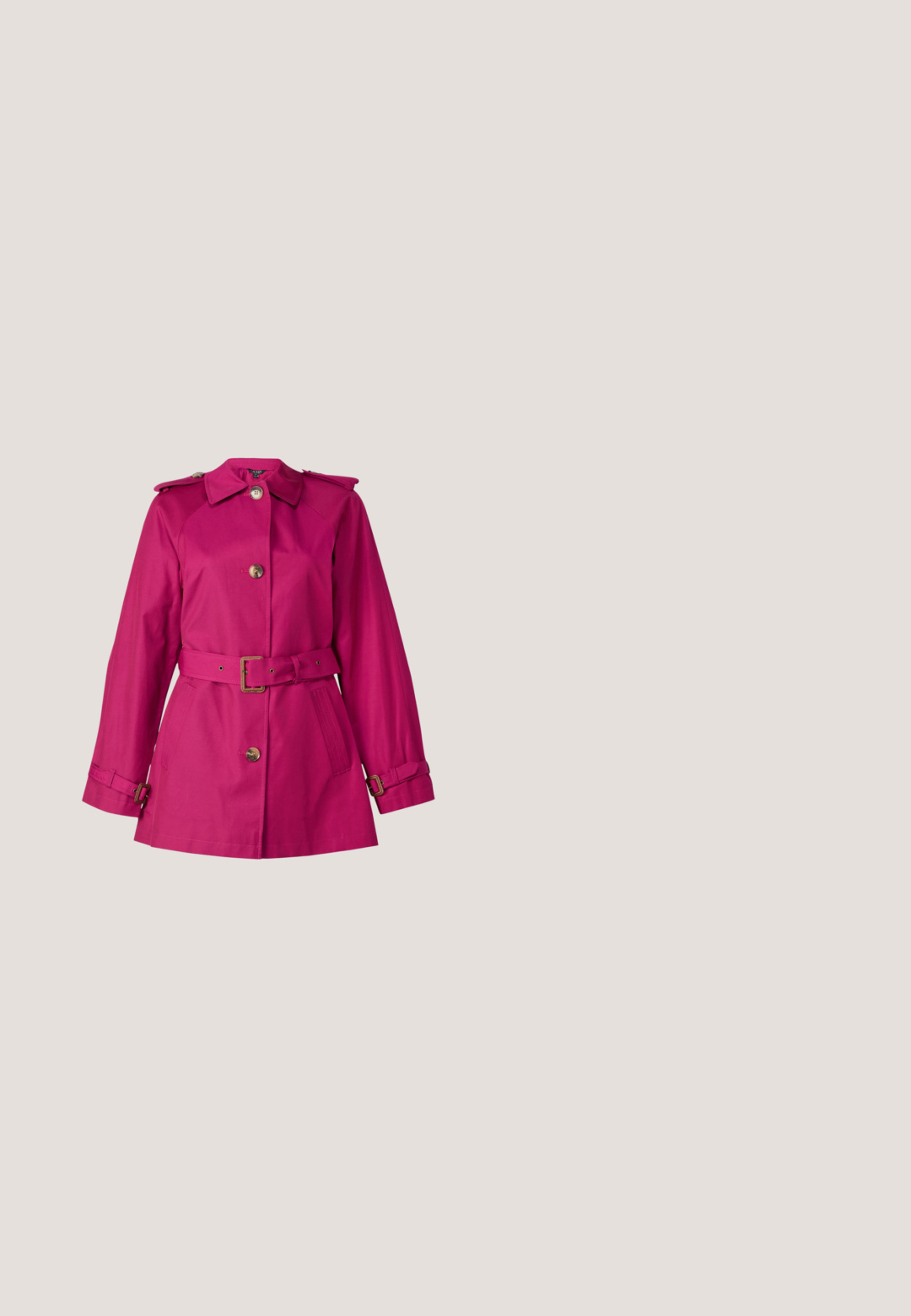 Lauren Ralph Lauren LINED - Trenchcoat - fuchsia berry; Marineblauer Jumpsuit mit einseitiger Schulter, versehen mit einem drapierten Volant auf einer Seite, taillierter Schnitt mit weitem Bein, gefertigt aus glattem, leichtem Stoff.; Marineblauer Pullover mit Zopfmuster, V-Ausschnitt, langen Ärmeln und einem kleinen roten, bestickten Logo auf der linken Brust.; Navy-blaue Lackleder-Pumps mit spitzem Zehenbereich, versehen mit einem strukturierten Krokodil-Muster und einem schlanken Stiletto-Absatz.; Schwarze Katzenaugen-Sonnenbrille mit dunklen Gläsern, silbernen Akzenten an den Bügeln und "Polo"-Branding auf den Gläsern und Bügeln.; Gestreifte Clutch-Tasche mit roten, marineblauen und weißen vertikalen Streifen, braunem Lederboden und einem Handgelenksriemen auf weißem Hintergrund.