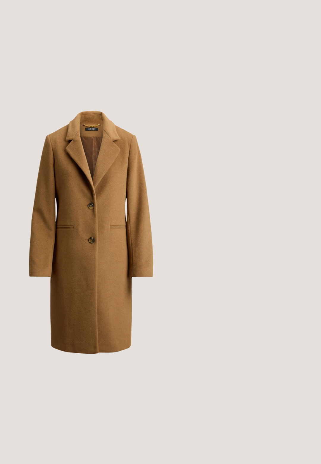 Brun uldfrakke med en notch-lapel, to forknapper, sidelommer og en glat indvendig foring. Klassisk lige silhuet.; Sort højt sweater lavet af struktureret strikket stof. Har en høj ribkantet krave samt ribbede manchetter og kant for en tætsiddende pasform.; Sort shirtkjole med lange ærmer, guld kædedesign, knaplukning foran, krave og bælte i taljen.; Sort læderknæhøj støvle med en rund tå, en lav blokhæl og dobbelt stropper med en guldspændeaccent. Glat tekstur.; Person iført sort læderjakke bærer sort halvmåneformet håndtaske med guldlås over skulderen mod ensfarvet baggrund.; Guldtonet studørenge med en cirkulær charm med "RL" gravering, hængende fra en lille hoop og sikret med klare gummipuder.