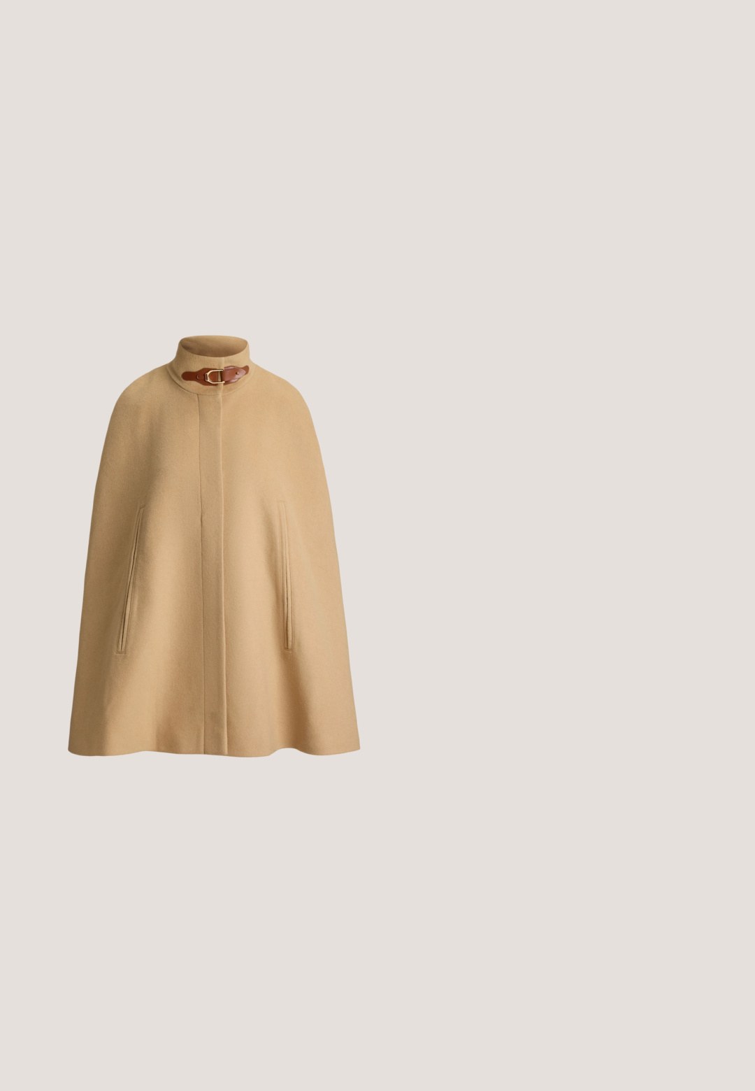 Beige uld kappe med høj hals og brun læderrem med spænde, med to lodrette slidser lommer foran.; Sort strikket kjole med høj halsudskæring, lange ærmer og et bindebånd i taljen, prydet med en udslået skør og ribbet tekstur.; Lauren Ralph Lauren LANETTE PUMPS CLOSED TOE - Pumps - black; Sorte cat-eye solbriller med mørke tonede linser, med teksturerede sorte stænger og en subtil gul accent på rammen.; Sort læderhåndtaske med tekstureret finish, udstyret med en guldkædetræk og cirkulært hardware, accentueret af et logocharme.; Guldtonede klipsøreringe med et skildpaddemønster i cirkulær form og et opraised logo på forsiden. Glat tekstur og blank finish.