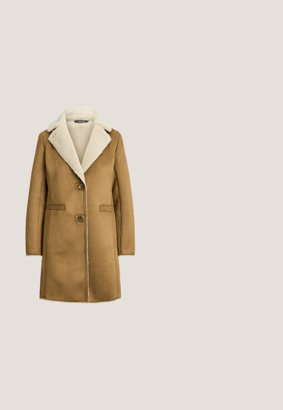 Brun uldblandingsfrakke med en luksuriøs cremefarvet shearling-krave, to forlommer og to knapper foran.; Beige striktrøje med V-hals og polo-krave. Har ribbede manchetter og kant. Broderet logo på venstre bryst. Blød tekstur.; Høj brun ruskindsstøvle med foldet cremet fåreskindskant, læderrem med spænde og kraftig hæl på hvid baggrund.; Brune kattøje-solbriller med et skildpaddemønster, prydet med en gylden logoaccent på stænger og slanke sorte arme.; Tan læder sadeltaske med en buet form, bronzefarvet hardware og et guldaccent på fronten. Justerbar strop for alsidig bæring.; Guld-tone hoop øreringe med et rundt design i mørkt skildpadde-skal og et forhøjet logo i midten. Teksturerede snoede guld detaljer.