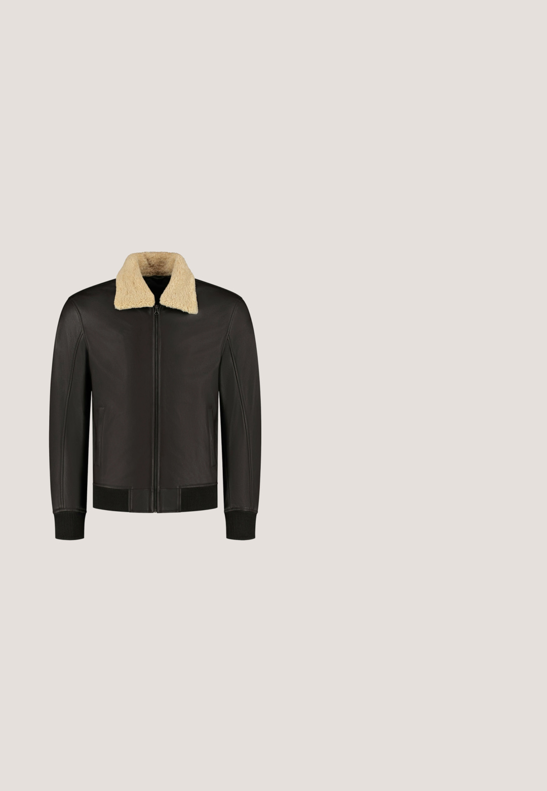 Chaqueta de cuero marrón con un cuello de borreguillo crema, cremallera frontal, bolsillos laterales y puños y dobladillo acanalados para mayor textura y calidez.; Suéter de punto marrón con escote redondo, mangas largas y una textura suave. Diseño simple sin patrones o acentos visibles.; Clean Cut Copenhagen Camisa - ecru brown; Pantalones marrones de pierna recta con cierre delantero de botón y cremallera, trabillas para cinturón y plisados planchados a lo largo de cada pierna.; Bota Chelsea de ante marrón oscuro con paneles laterales elásticos, lengüeta en el talón y suela negra gruesa con relieve.; Bolsa de aseo rectangular marrón con asa lateral y cremallera, con una etiqueta cosida en el frente.