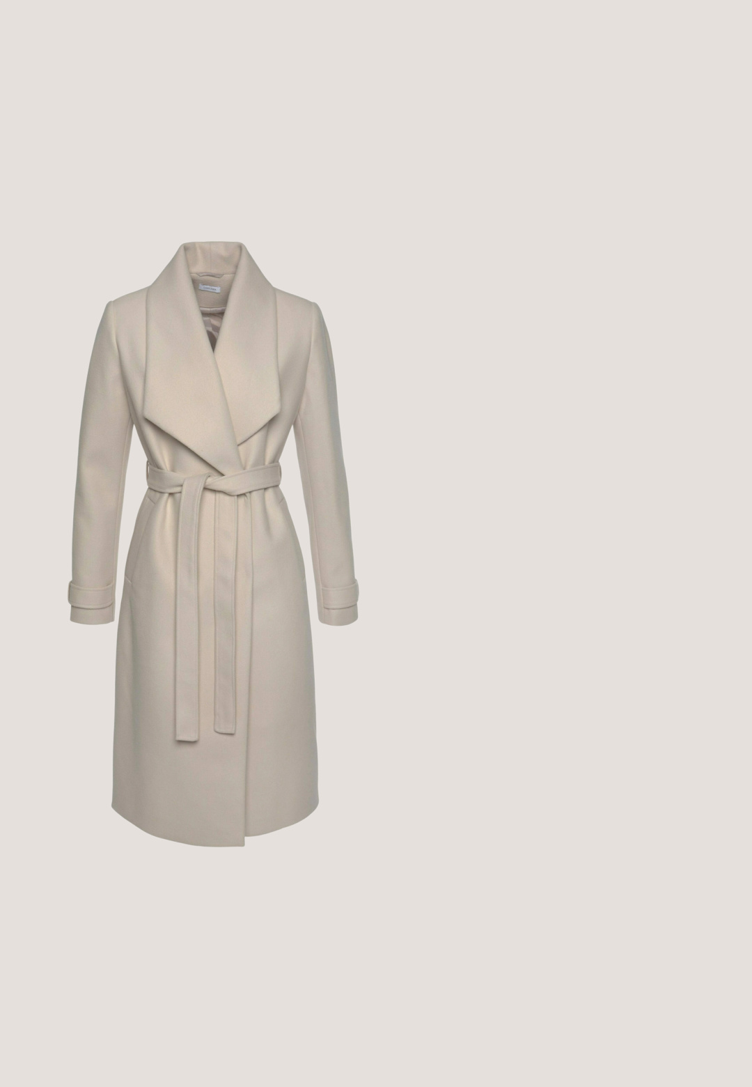 Lang, beige, uldblandingsfrakke med bred krave, belted talje og mansjetter. Har en glat tekstur og en skræddersyet silhuet.; Beige kortærmet top med V-hals og løs pasform. Har en central søm detalje og blød, glat tekstur.; Lys beige bukser med lige snit, elastisk talje og to foran plisseringer. Blødt, glat stof med en skræddersyet finish.; Beige læderballetsko med sorte patentlæderkapper og hælaccent. Lav hæl og glat tekstur med afrundede kanter.; Quilted hvid taske med et guld trekantlogo, kædestropp, og klaplukning. Har en struktureret overflade og diskrete stikninger.; Guldkæde med langstrakte led og to geometriske vedhæng hængende i midten. Glat overflade og poleret finish.
