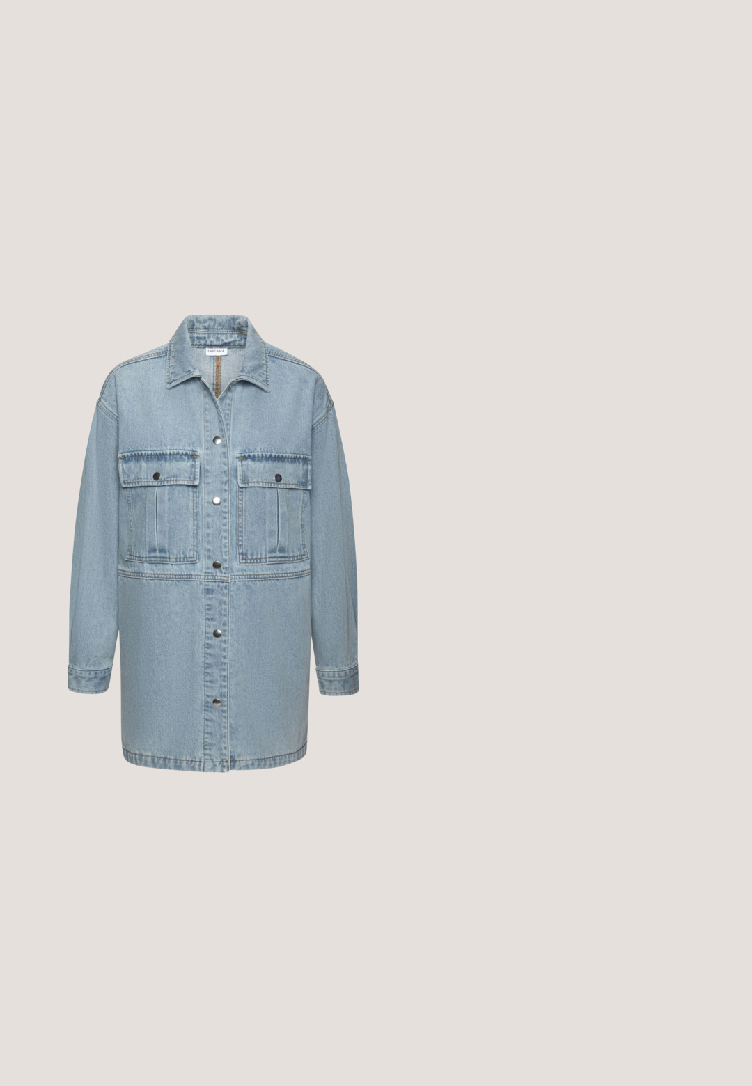 Hellblaue Jeansjacke mit spitzem Kragen, langen Ärmeln, zwei Brusttaschen und Druckknopfverschluss. Strukturierter Stoff mit subtilen Ausbleichungen.; Marineblauer, kabelgestrickter Knopf-Cardigan mit langen Ärmeln und kleinem gesticktem Logo auf der linken Brust.; Hellgraues Langarm-Rollkragenhemd mit kleinem rot-schwarzem "ck"-Logo mittig auf der Brust.; Dunkelblaue Jeans mit weitem Bein, vorderen aufgesetzten Taschen, Reißverschluss und Knopfverschluss, vor weißem Hintergrund gezeigt.; Weißer Low-Top-Sneaker mit Gummisohle, weißen Schnürsenkeln, kleinem goldfarbenem Logo an der Seite und gelbem Akzent an der Ferse.; Paar polierte goldene Creolen mit länglicher ovaler Form und einer kleinen Öffnung in der Mitte zum Verschließen.