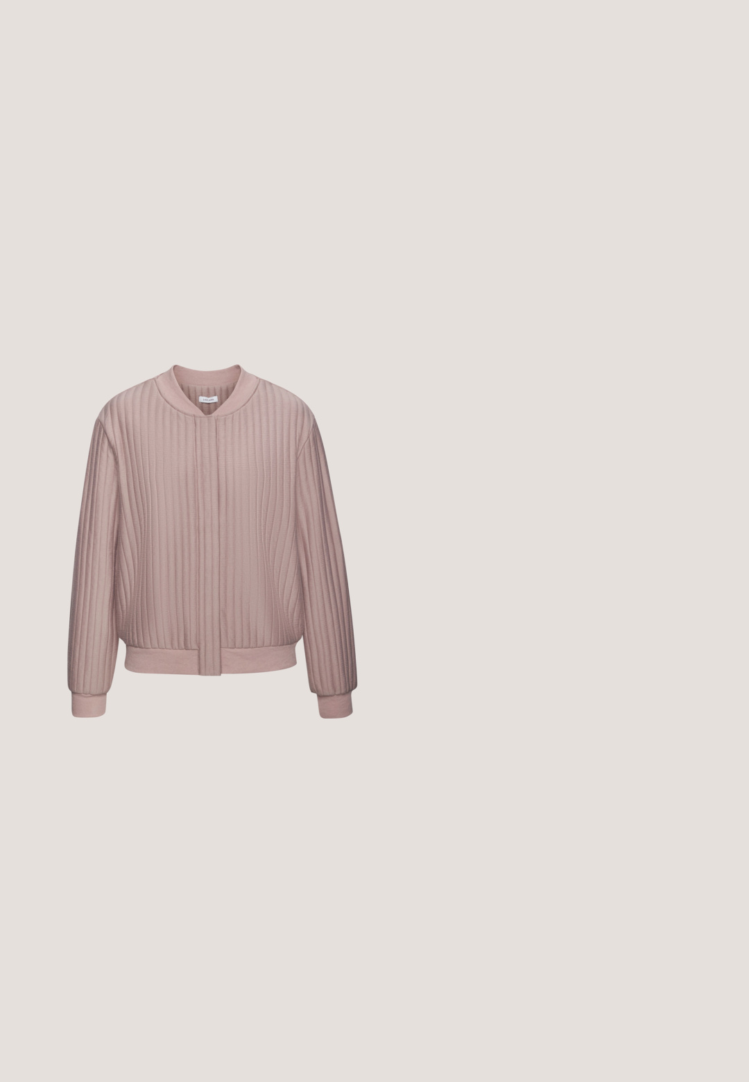 Veste bomber rose clair avec texture à côtes verticales, col rond, fermeture avant et poignets et ourlet élastiques. Fini en tissu doux.; T-shirt à manches courtes, col rond en tissu blanc avec des rayures horizontales rouges et un petit cœur bleu marine brodé sur le côté gauche.; Shorts noirs en tissu lisse, avec une large ceinture dotée de deux boutons noirs, des plis à l'avant et des poches latérales.; Jenny Baskets basses - light pink; Grand sac cabas avec motif architectural abstrait et palmiers en rose, rouge et noir, accompagné d'une petite pochette zippée noire à l'avant.; Bracelet en perles irrégulières corail rose comprenant quatre anneaux dorés lisses et un pendentif étoile de mer texturé en or suspendu au centre.