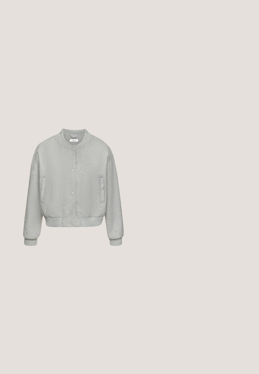Chaqueta bomber gris hecha de tejido texturizado, con un cuello redondeado, cierre de botones a presión y puños y dobladillo de canalé. Dos bolsillos laterales.; Cárdigan gris de punto con cuello redondo, cierre frontal de botones que presenta seis botones oscuros y puños de canalé; la tela texturizada ofrece calidez.; Camiseta blanca de manga corta hecha de algodón suave. Presenta un cuello redondo y un diseño simple y sin costuras, sin adornos ni patrones.; Vaqueros de mezclilla negra de pierna ancha con cintura alta, bolsillos frontales y costuras en contraste. Presenta un cierre de botón y un diseño de pierna recta.; Botín de ante gris claro con suela de plataforma gruesa y tira en la parte trasera, mostrado en perfil lateral sobre fondo blanco.; Bolso de hombro grande y suave de ante gris con una sola correa ancha y costura central visible, mostrado sobre un fondo blanco.